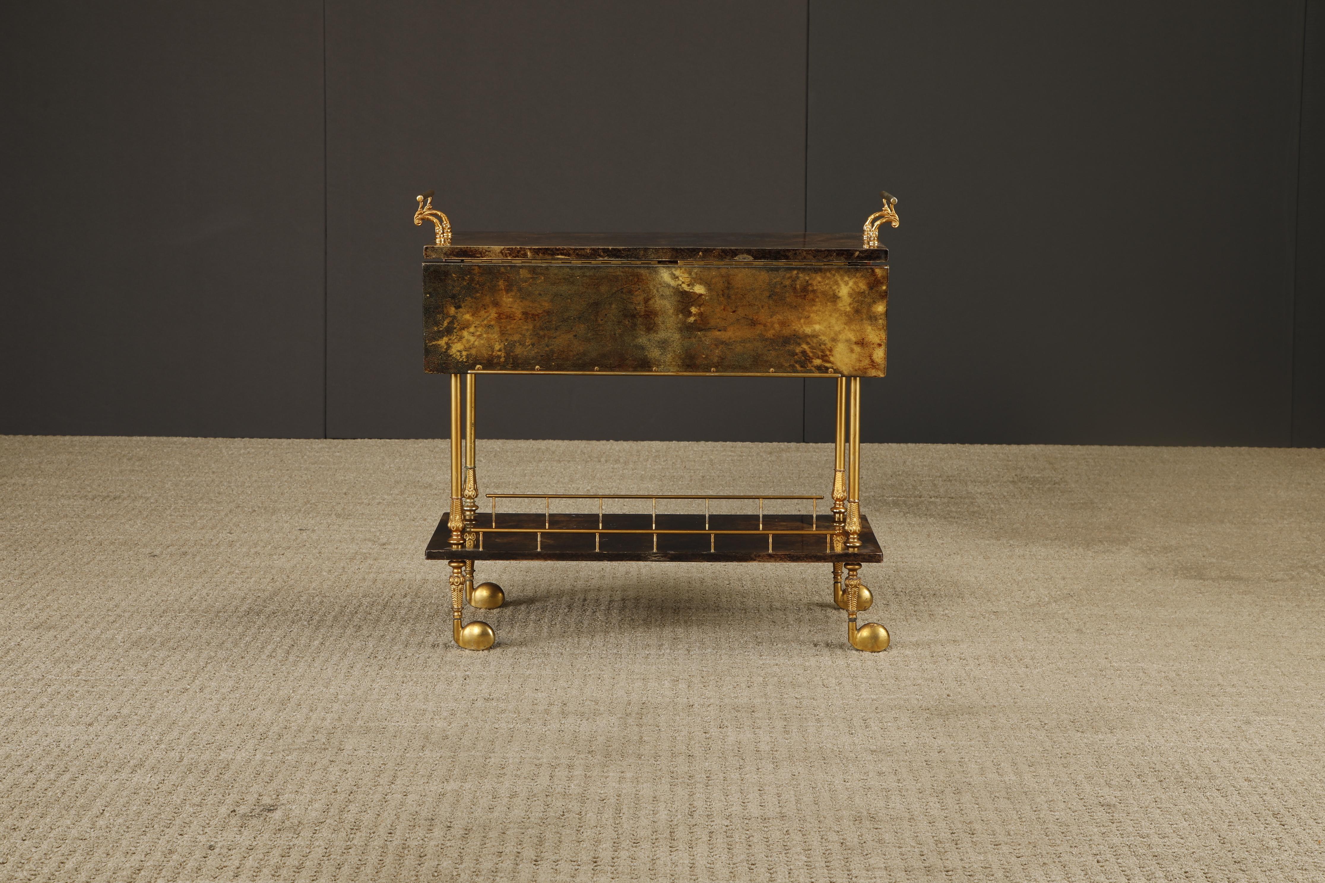 Wunderschöner Barwagen des italienischen Künstlers und Kunsthandwerkers Aldo Tura aus den 1950er Jahren mit der für Tura typischen Verwendung von Messing und tiefbraun lackiertem Ziegenleder. Die Qualität der handwerklichen Arbeit von Aldo Tura ist