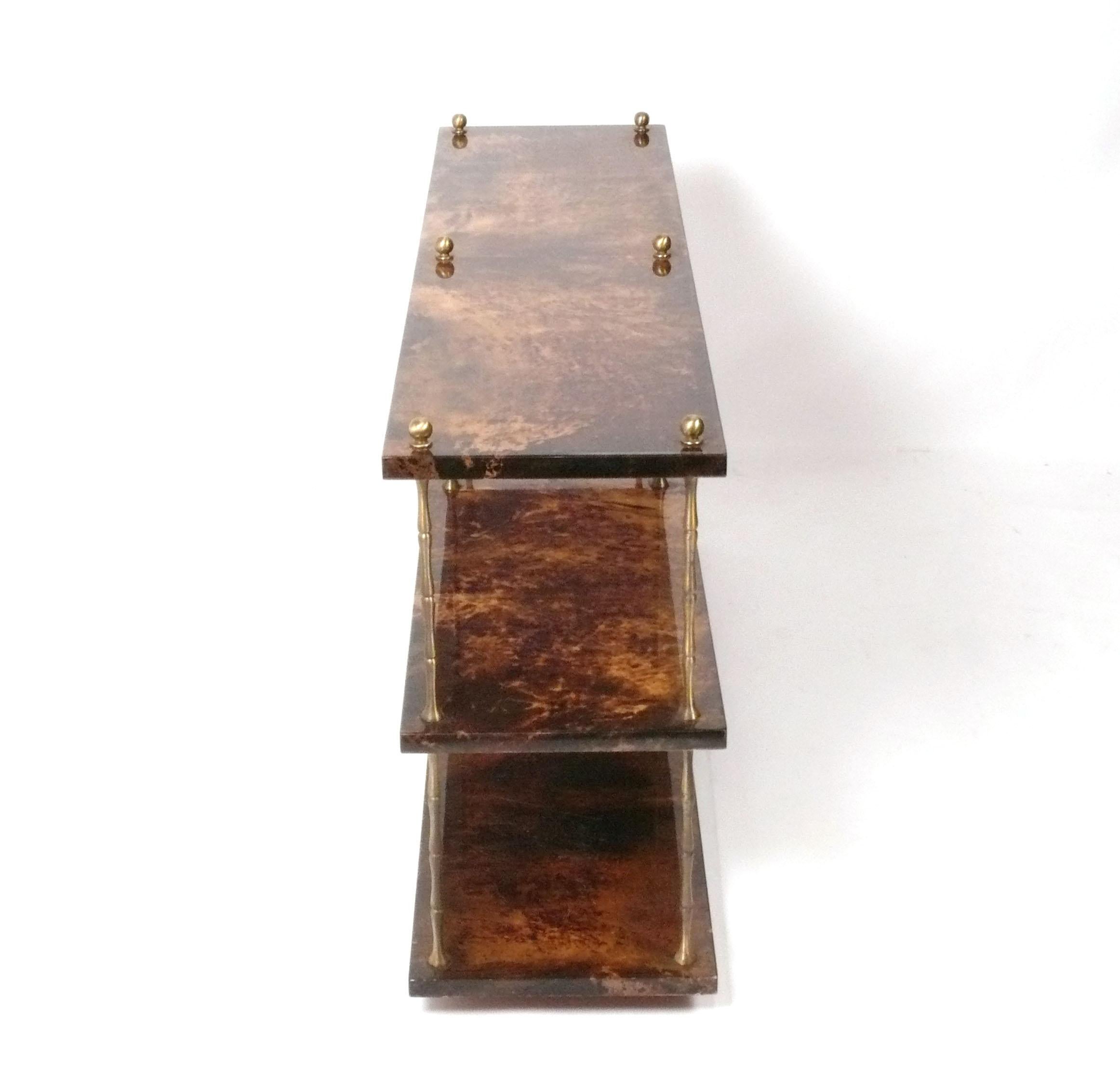 Elegantes Bücherregal aus lackiertem Ziegenleder und Messing, entworfen von Aldo Tura, Italien, ca. 1960er Jahre. Es hat eine vielseitige Größe und kann als Bücherregal, Vitrine, Konsolentisch oder Bar verwendet werden. Er hat Rollen oder Räder an