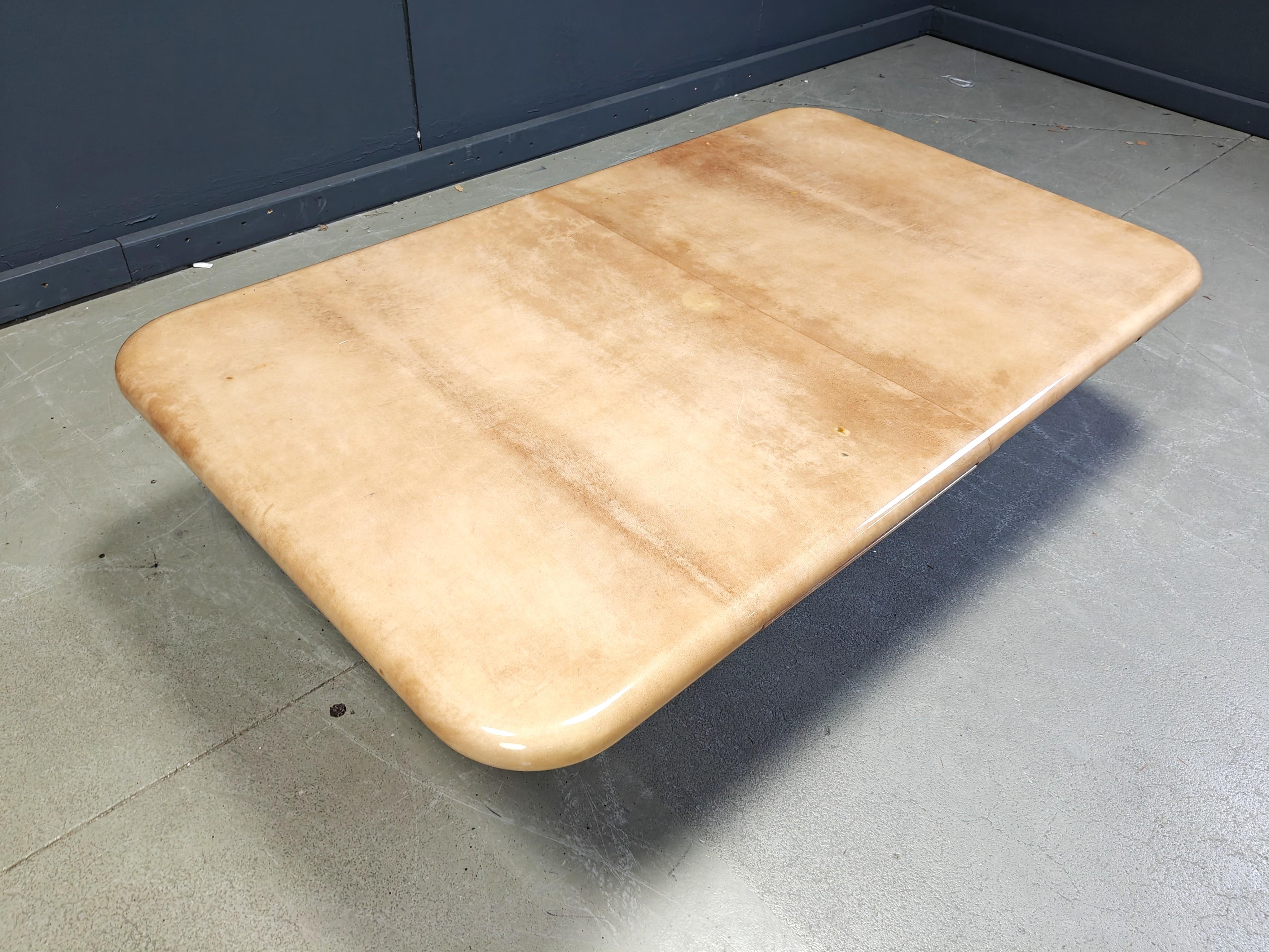 Table basse laquée chèvre Aldo Tura, années 1960 en vente 3