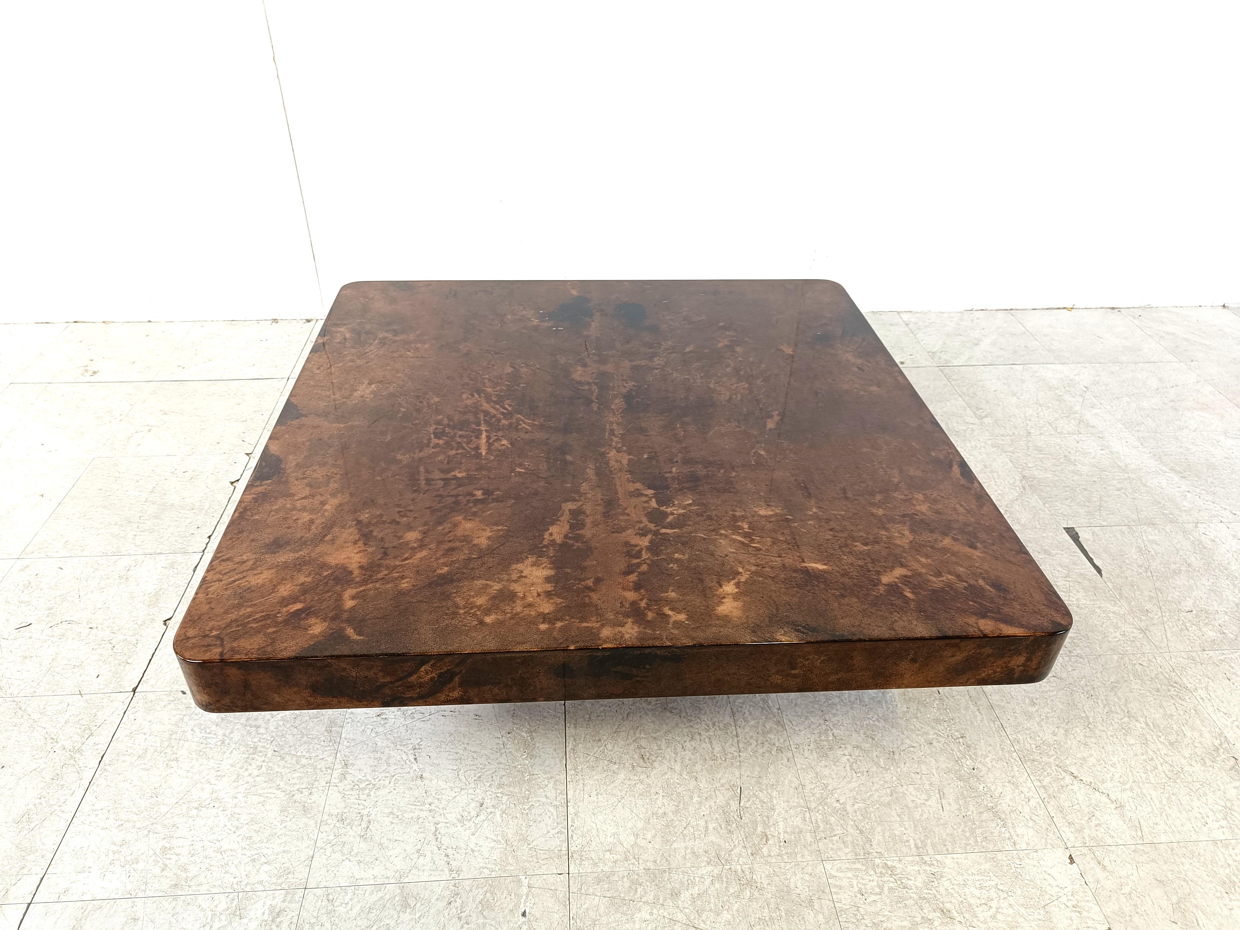 Mid century lacquered goatskin coffee table by Aldo tura.

Comes with a brown lacquered wooden base.

1960s - Italy

Dimensions:
Height: 37cm
Width depth: 90cm

Ref.: 715983