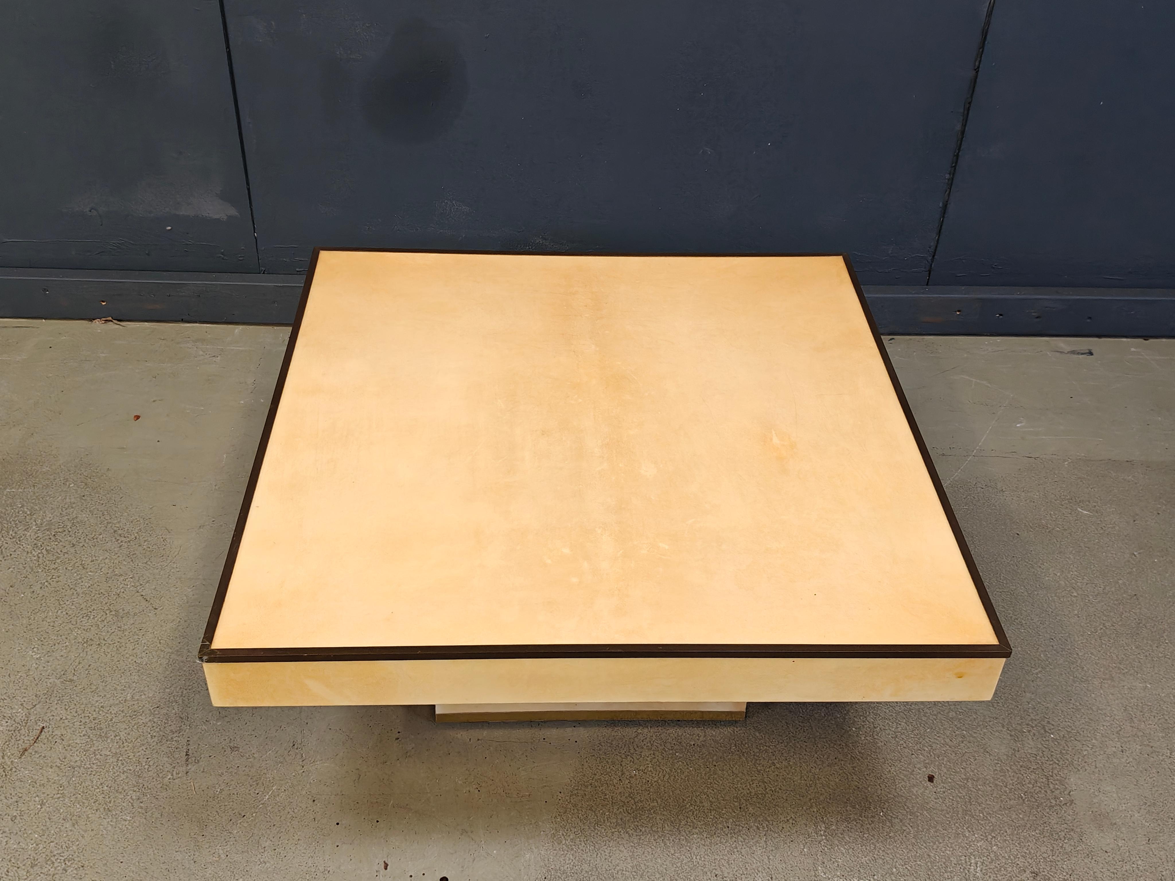 Tavolino di metà secolo in pelle di capra laccata di Aldo Tura.

Rifinito con un bordo in ottone

anni '60 - Italia

Buono stato

Dimensioni:
Altezza: 38 cm
Larghezza x profondità: 80 cm

Rif.: 25080604

*Tutte le immagini sono sempre parte della