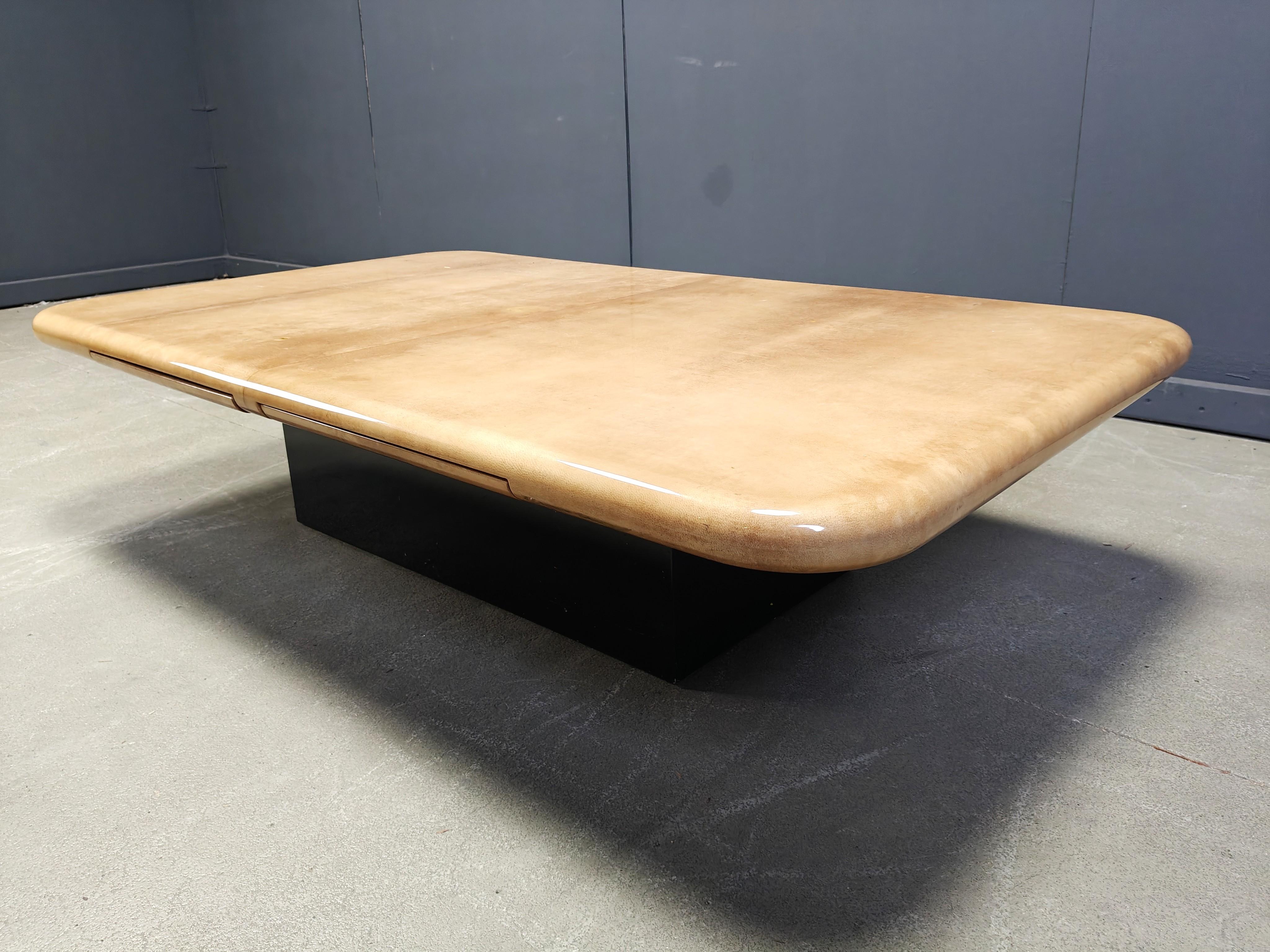 Cuir de chèvre Table basse laquée chèvre Aldo Tura, années 1960 en vente