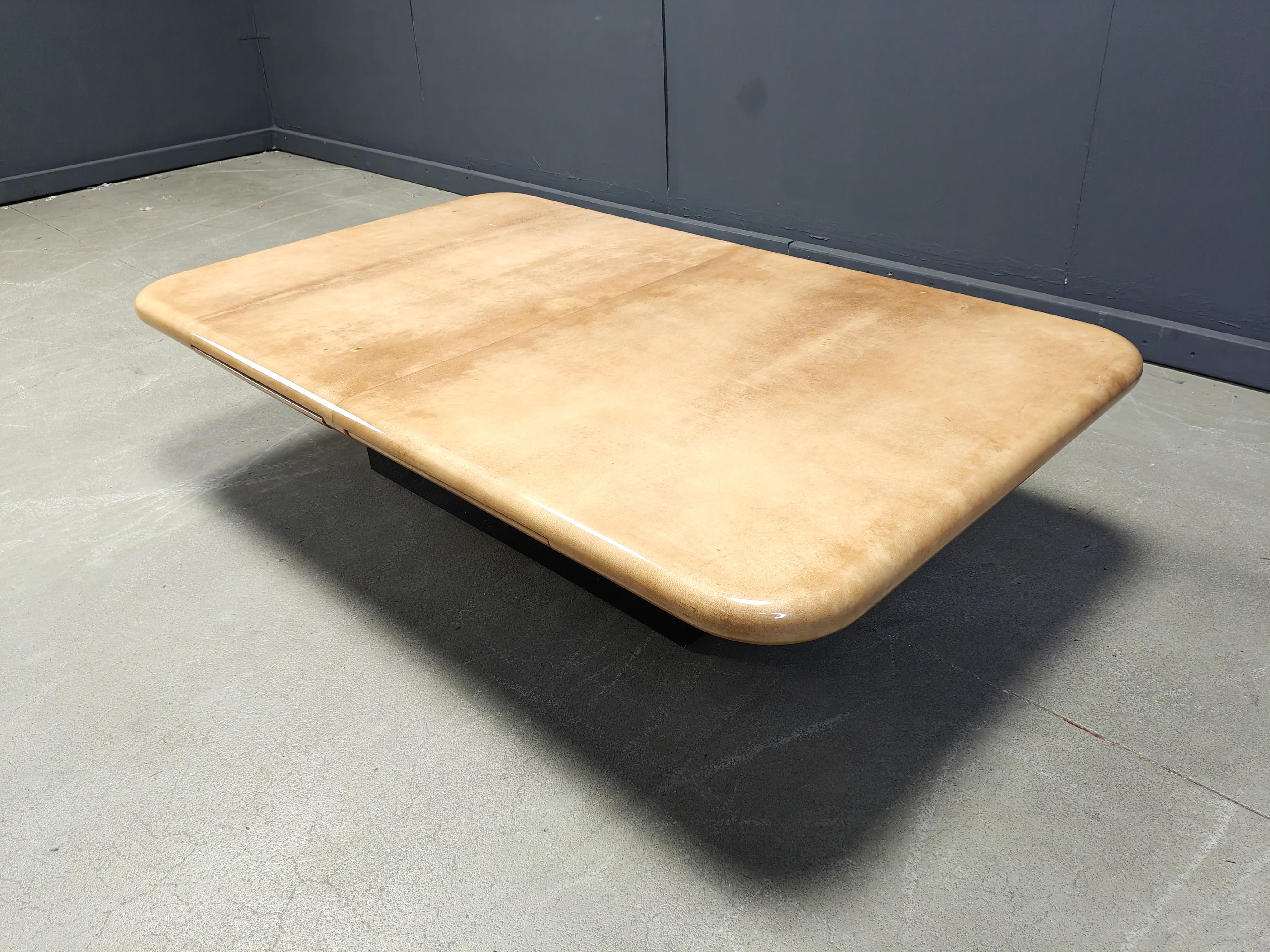 Table basse laquée chèvre Aldo Tura, années 1960 en vente 1