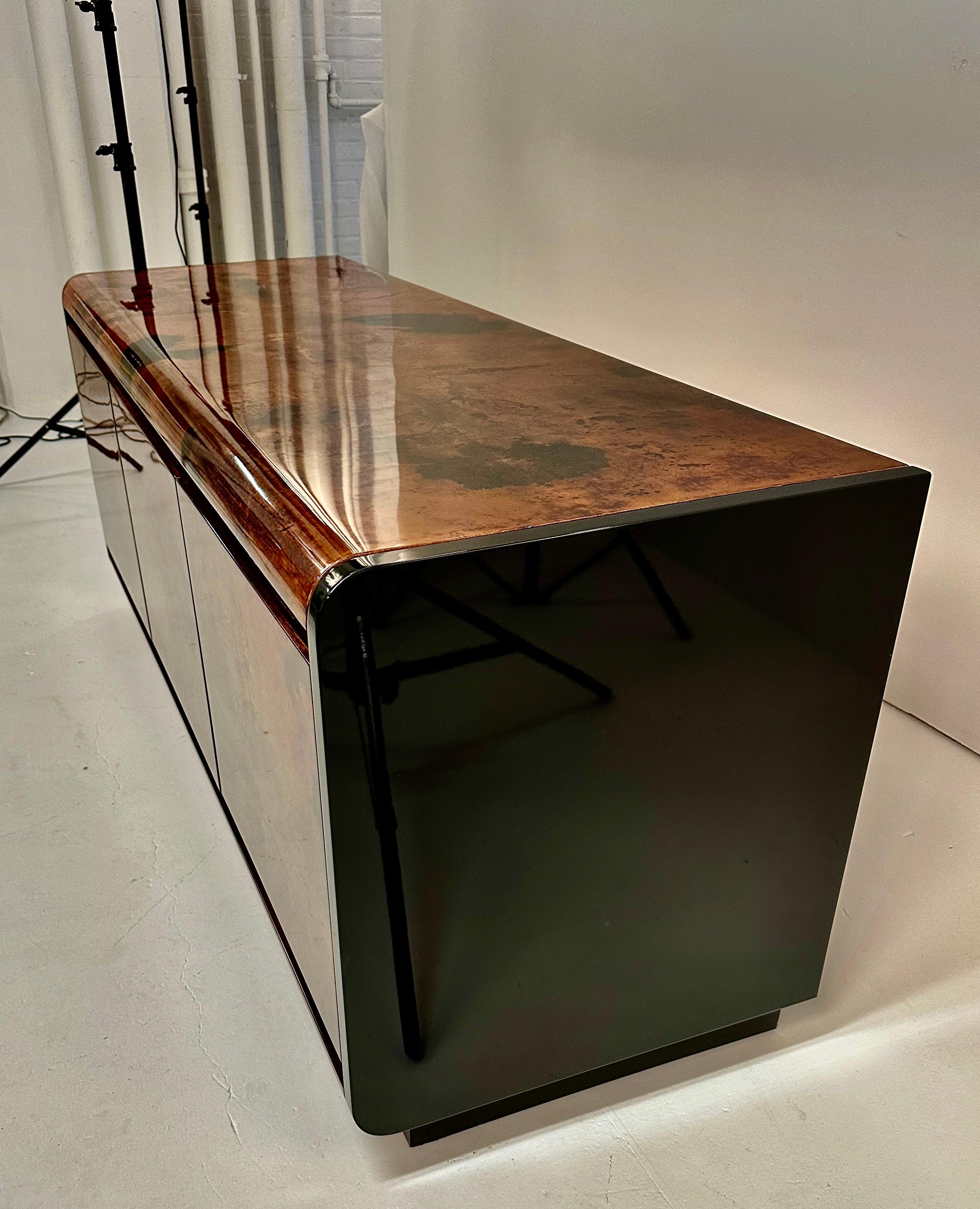Mid-Century Modern Crédence Aldo Tura en peau de chèvre laquée, Italie vers 1970 en vente
