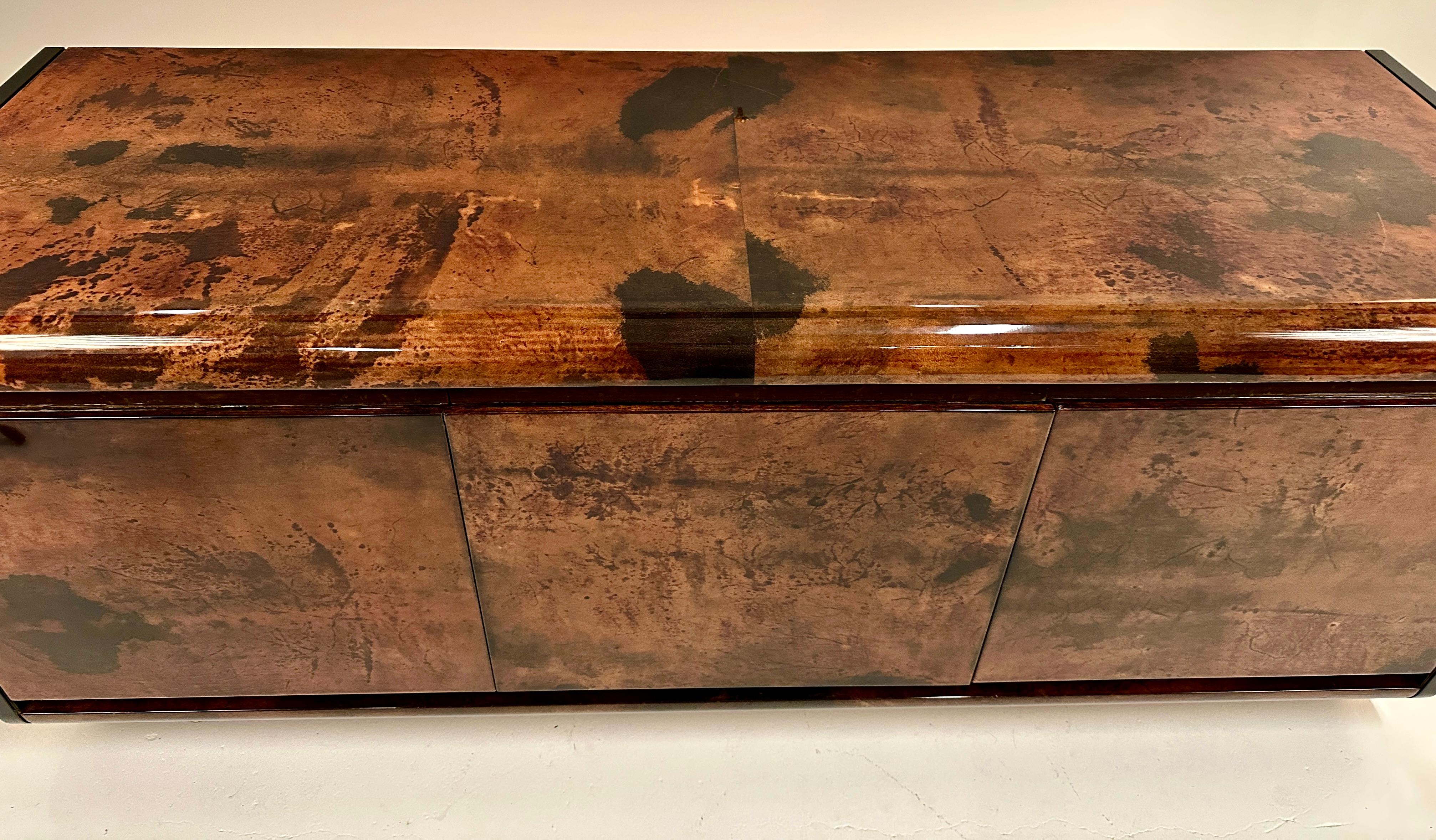 Cuir de chèvre Crédence Aldo Tura en peau de chèvre laquée, Italie vers 1970 en vente