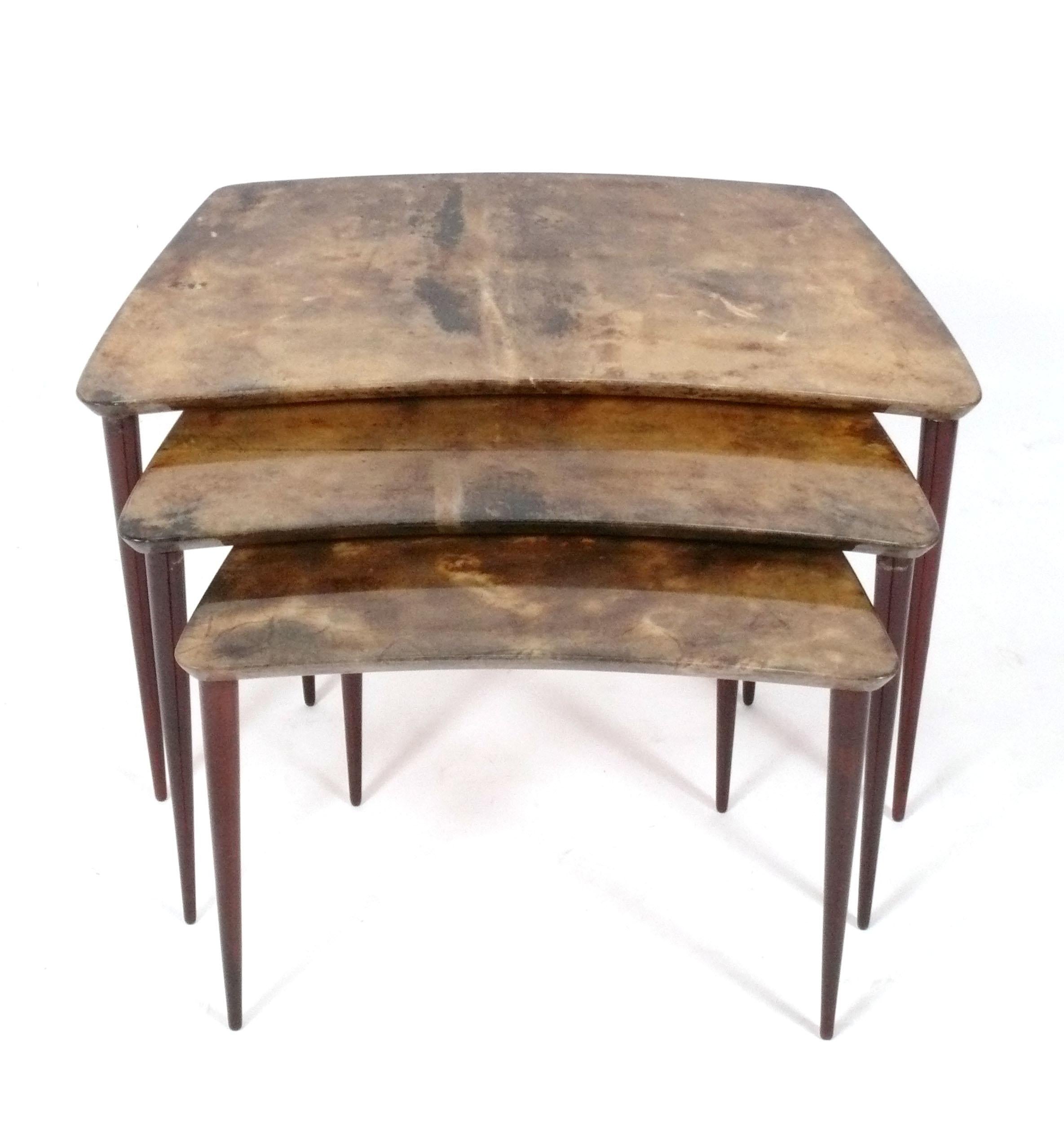 Ensemble de trois tables gigognes chic en peau de chèvre laquée, conçu par Aldo Tura, Italie, vers les années 1930. 