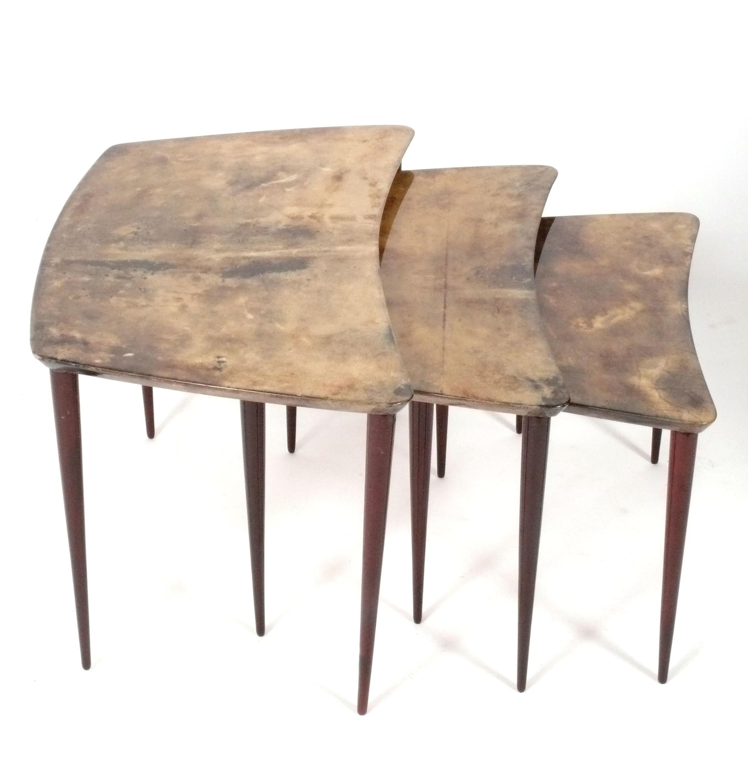 Mid-Century Modern Tables gigognes en peau de chèvre laquée Aldo Tura en vente