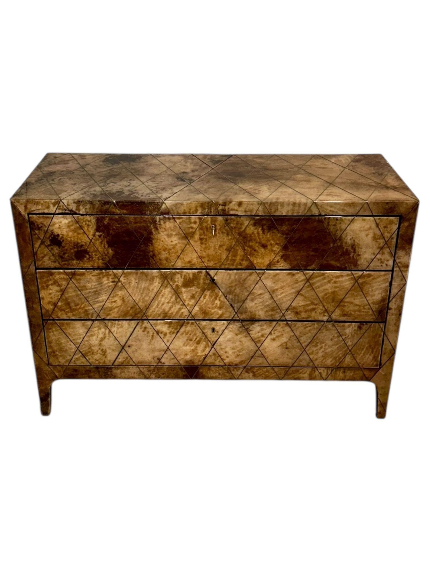 Aldo Tura Lacquered Goatskin w/brass Inlay 3 Drawer Dresser, Italy 1970 (Moderne der Mitte des Jahrhunderts) im Angebot