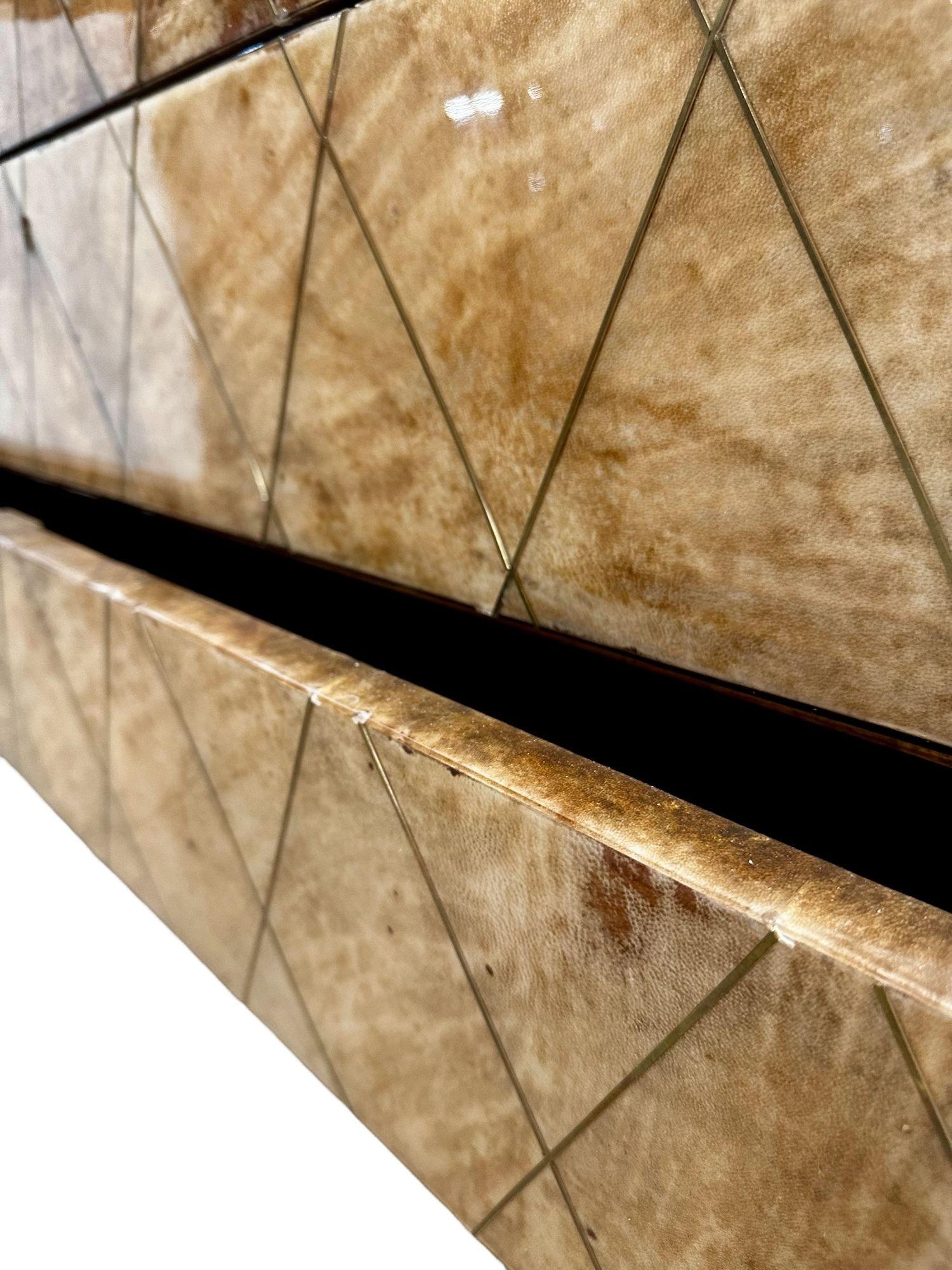 Aldo Tura Lacquered Goatskin w/brass Inlay 3 Drawer Dresser, Italy 1970 im Zustand „Gut“ im Angebot in Chicago, IL