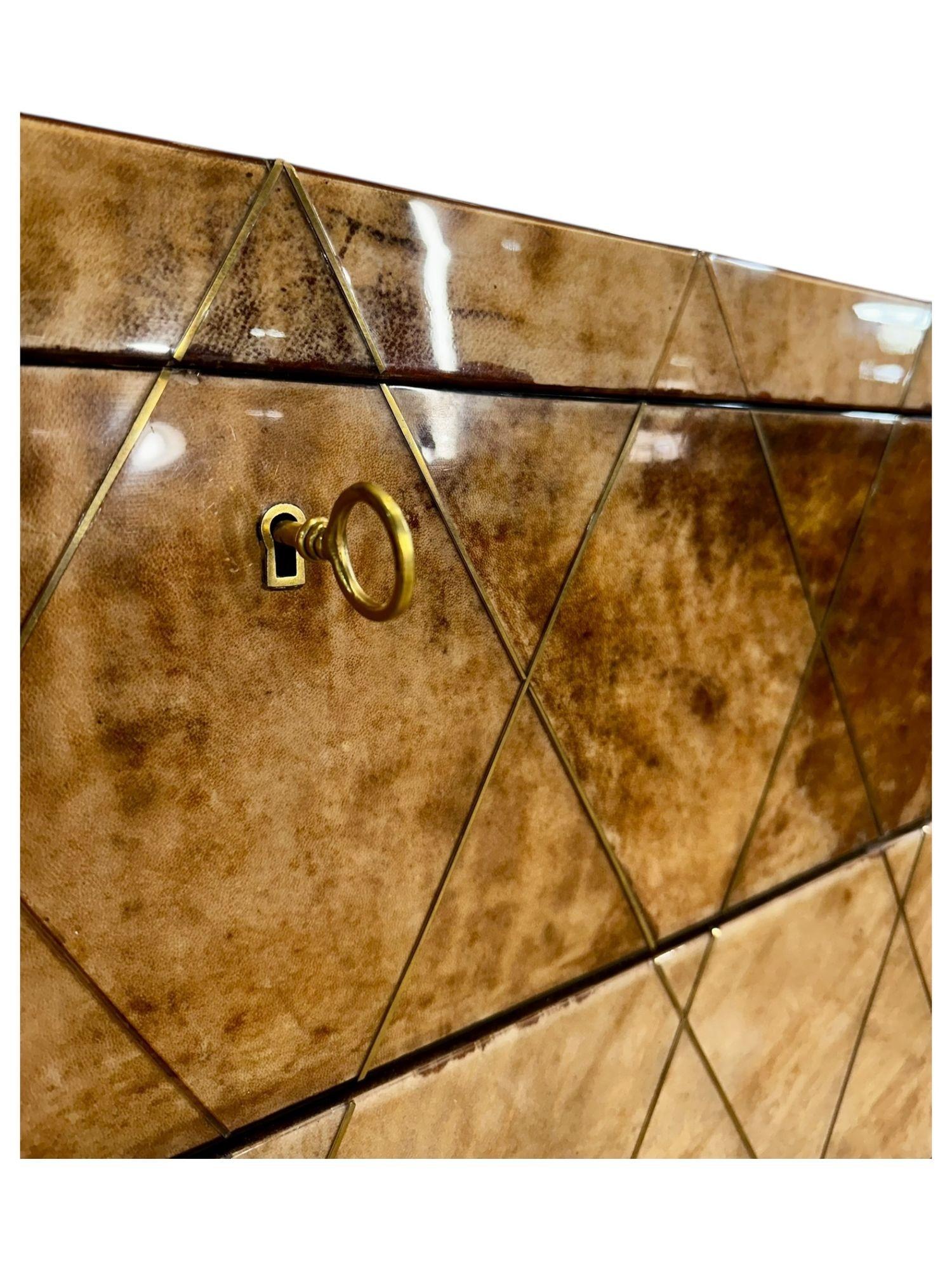 Aldo Tura Lacquered Goatskin w/brass Inlay 3 Drawer Dresser, Italy 1970 (Ende des 20. Jahrhunderts) im Angebot