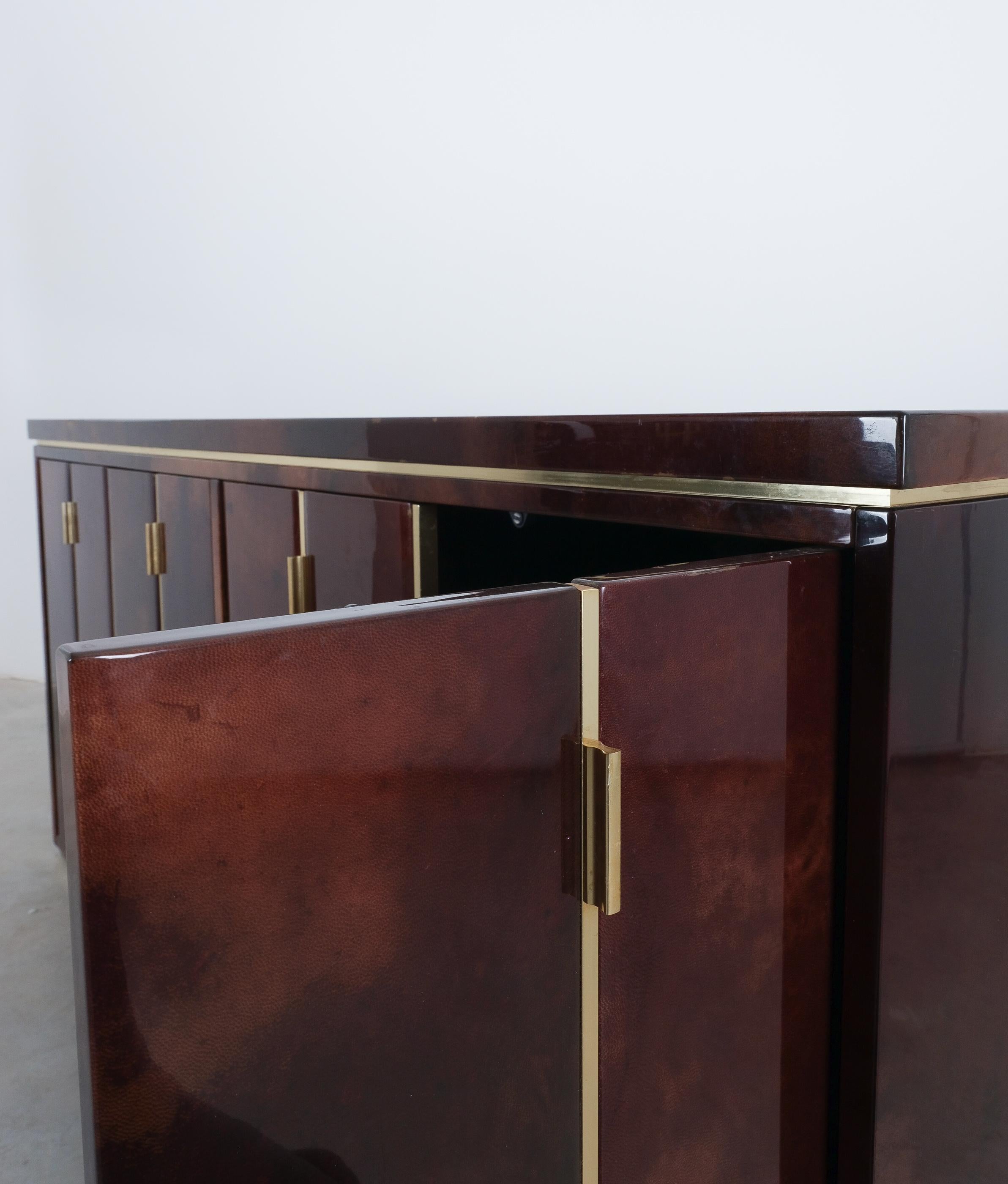 Aldo Tura Große Kommode Credenza Brown Pergament Italien, 1970 (Gefärbt) im Angebot