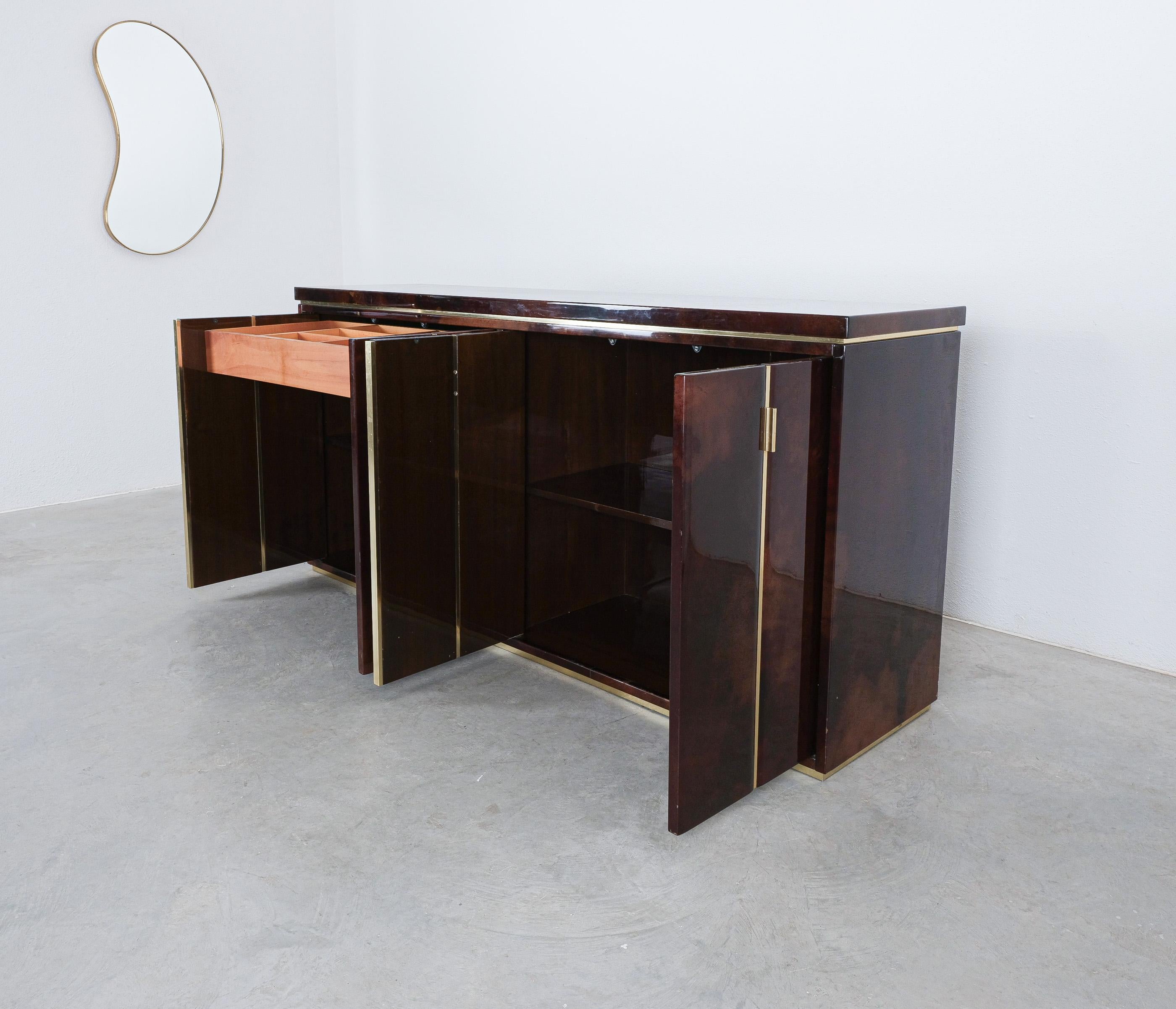 Aldo Tura Große Kommode Credenza Brown Pergament Italien, 1970 im Zustand „Gut“ im Angebot in Vienna, AT