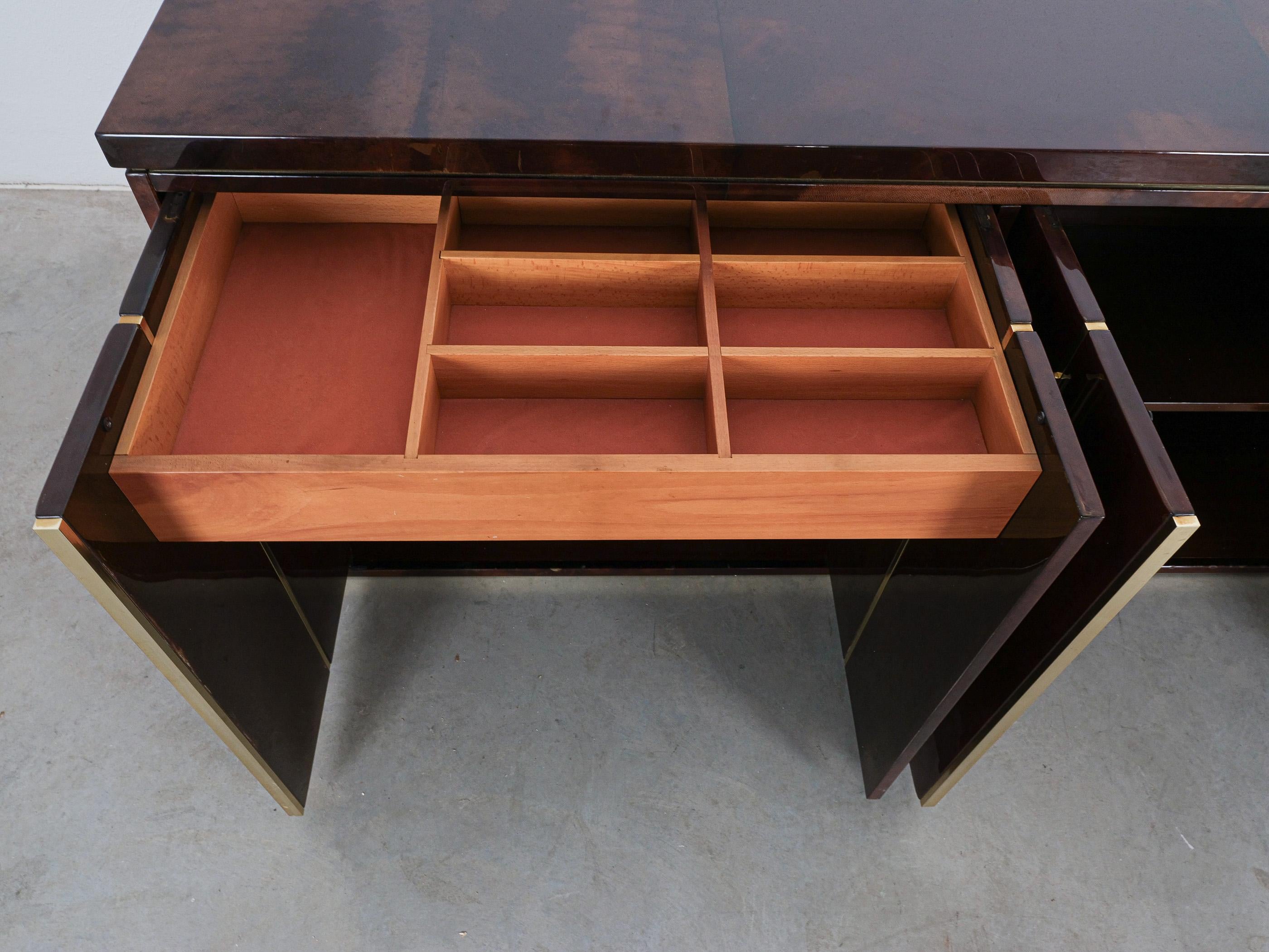 Aldo Tura Große Kommode Credenza Brown Pergament Italien, 1970 (Ende des 20. Jahrhunderts) im Angebot