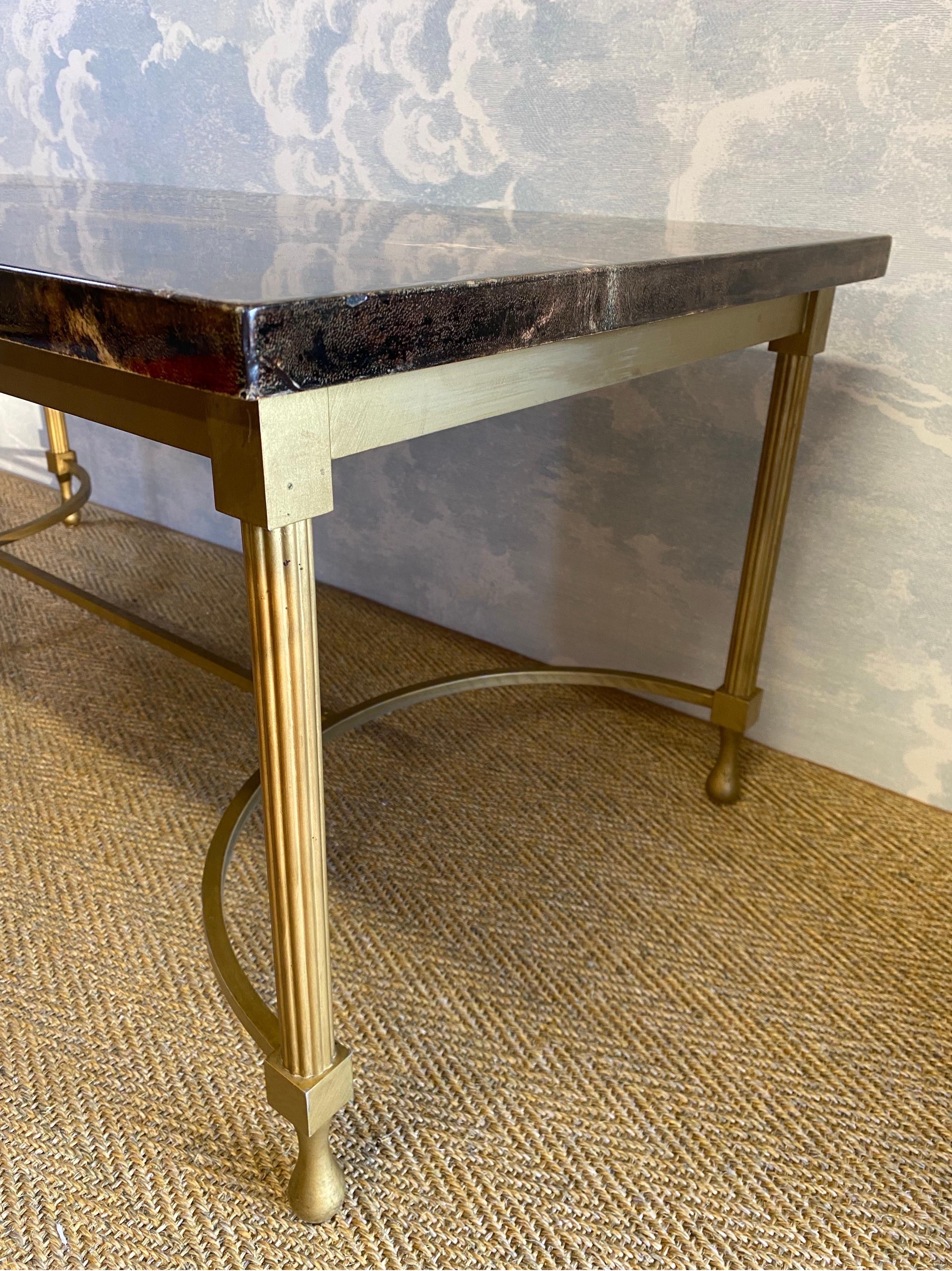 Dieser Mid-Century Modern Aldo Tura Couchtisch oder Loungetisch aus lackiertem Ziegenleder wurde nach höchsten Standards handgefertigt, ein Markenzeichen der Designs von Aldo Tura. Daher ist dieser Tisch auch nach rund 60 Jahren noch gut erhalten.  