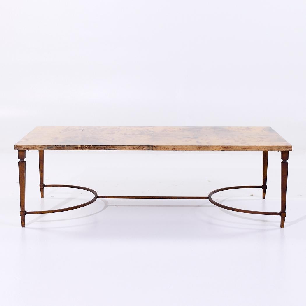 Table basse en peau de chèvre laquée Aldo Tura, Italie du milieu du siècle

Cette table basse mesure : 53.75 de large x 28 de profond x 16.75 de haut

Très bon état Vintage - La table est en très bon état. Le dessus présente quelques craquelures