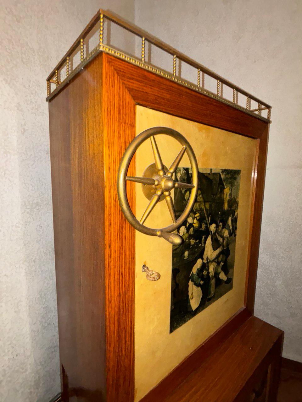Produit spécial en raison de ses caractéristiques du milieu du siècle et de son état
1960 Aldo Tura 'Organetto', chariot de bar à cocktail en parchemin de chèvre laqué, avec accessoires en laiton doré, clé et roues. Ce modèle extravagant a la forme