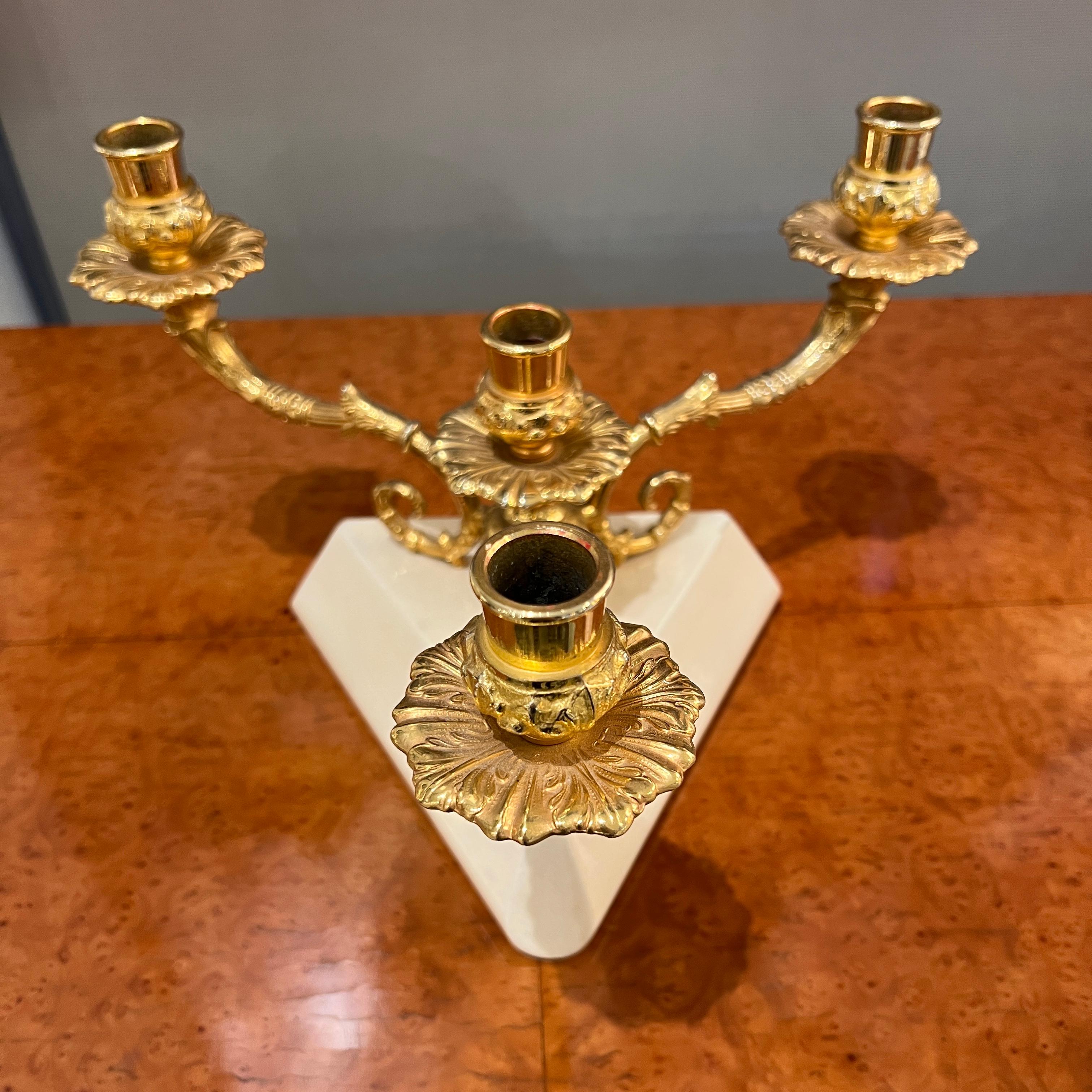 Un candélabre moderniste à trois bras de Aldo Tura. Bras en laiton patiné et base en bois recouverte de parchemin laqué. Le Label du fabricant est situé sur la face inférieure du candélabre.