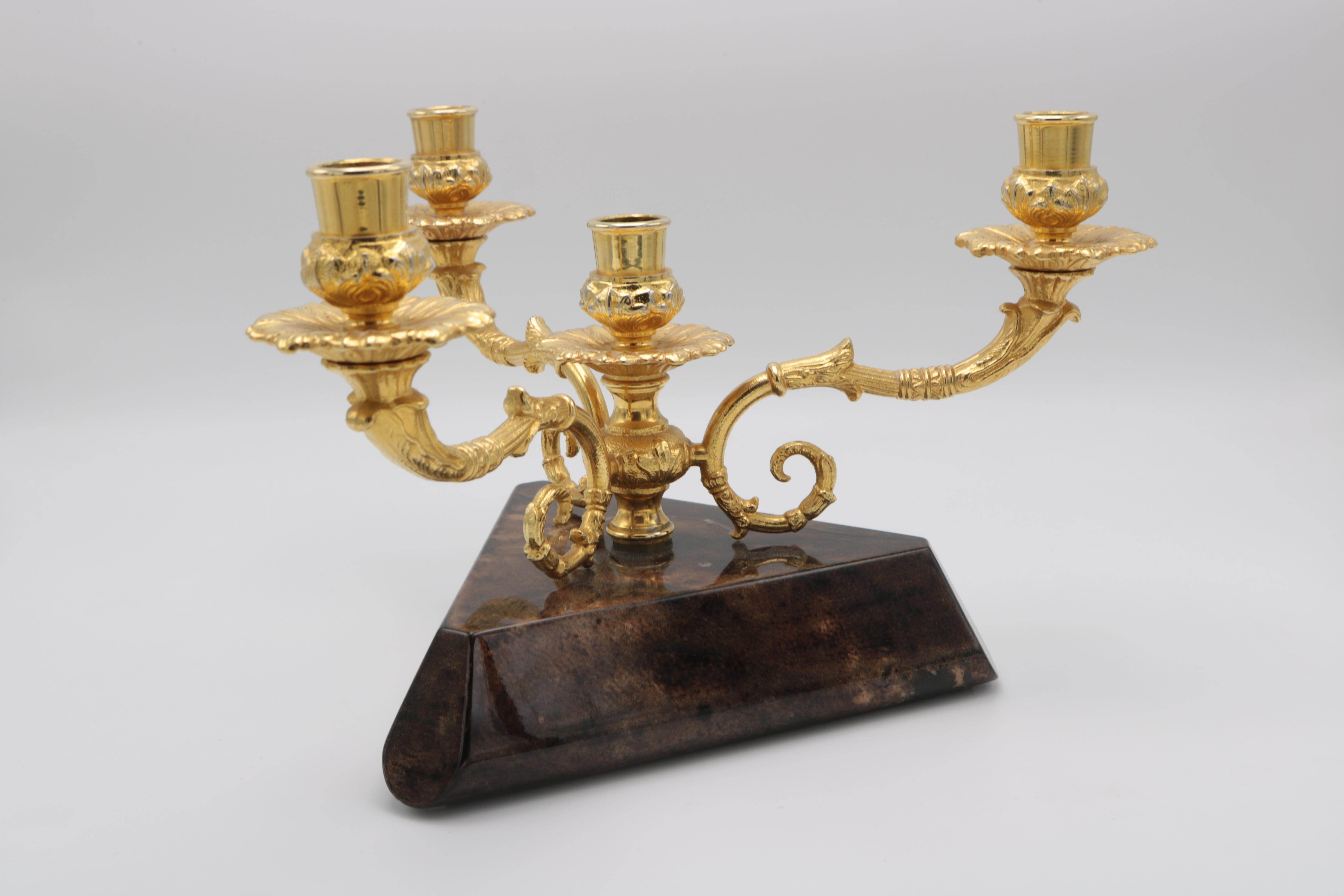 Un candélabre moderniste à trois branches d'Aldo Tura.
Bras en laiton patiné et base en bois recouverte de parchemin laqué.