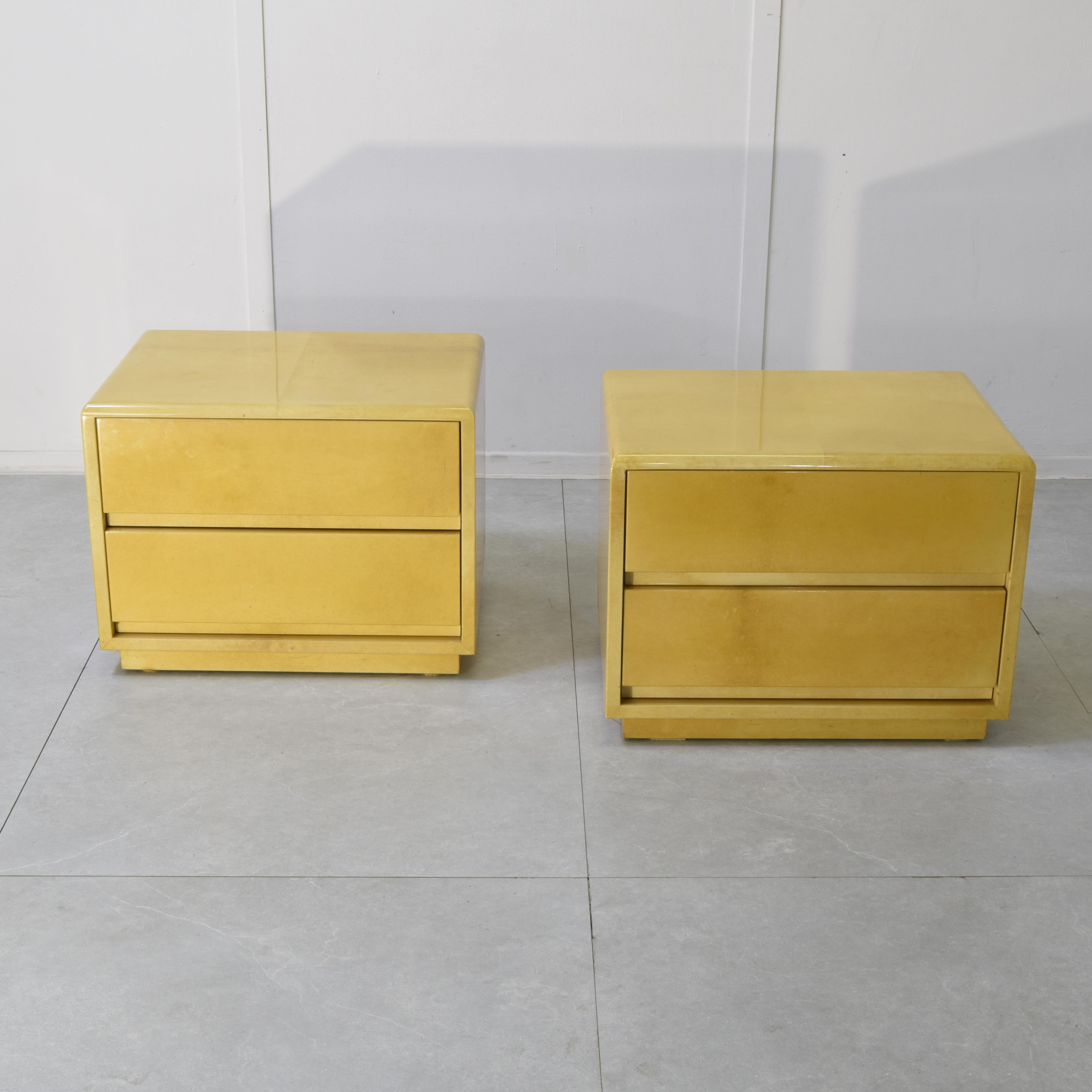 Paire de tables de chevet de style vintage fabriquées en Italie dans les années 1960 ou 1970. Le style est indéniablement celui du célèbre designer Aldo Tura.
Leur finition est remarquable : ils sont fabriqués en parchemin laqué (ou en peau de