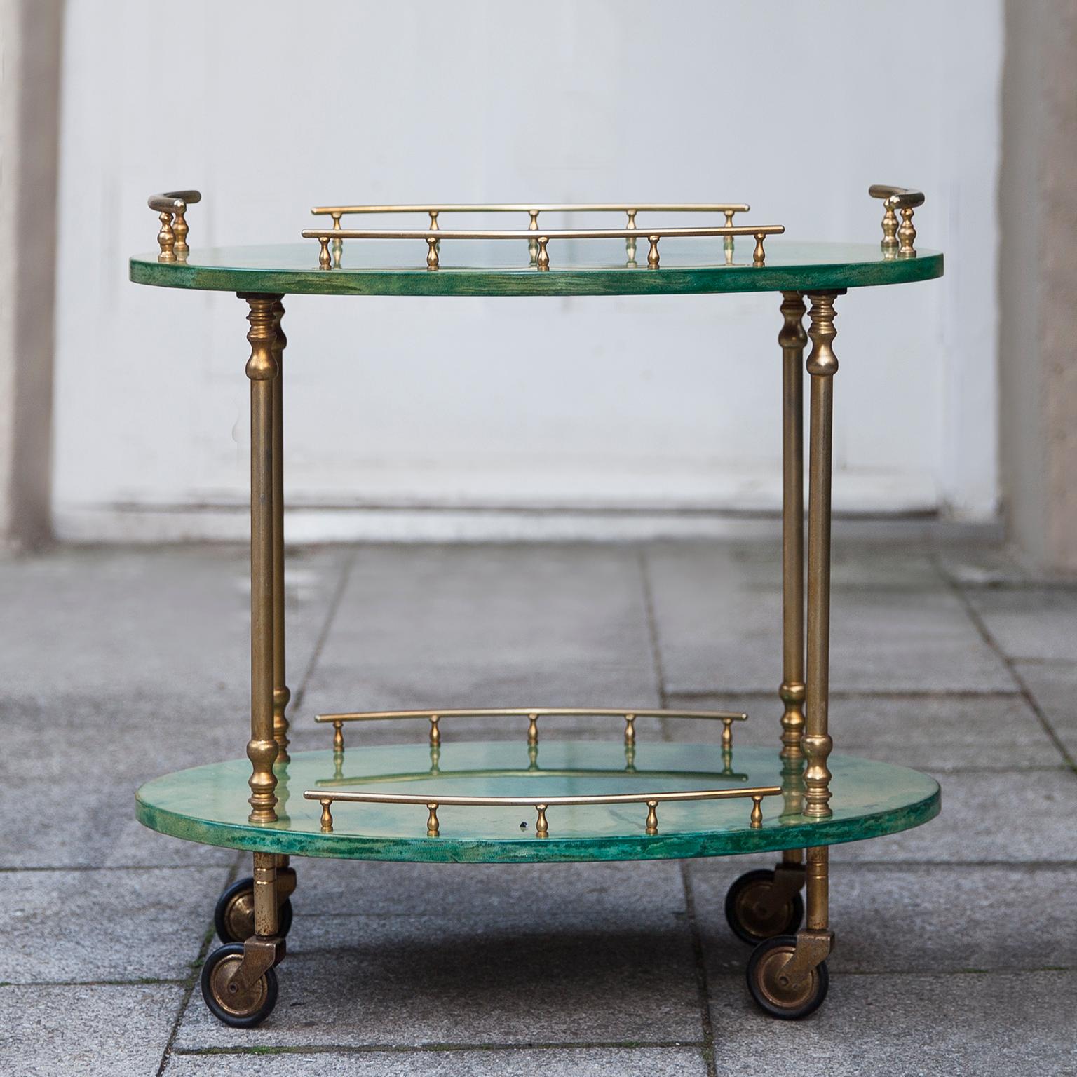 Wonderful bar cart of Aldo Tura in lacquered goatskin.
This serving cart was executed, circa 1960 in a green parchment. Along with artists like Piero Fornasetti and Carlo Bugatti, Aldo Tura (1909-1963) definitely belonged to the mavericks of