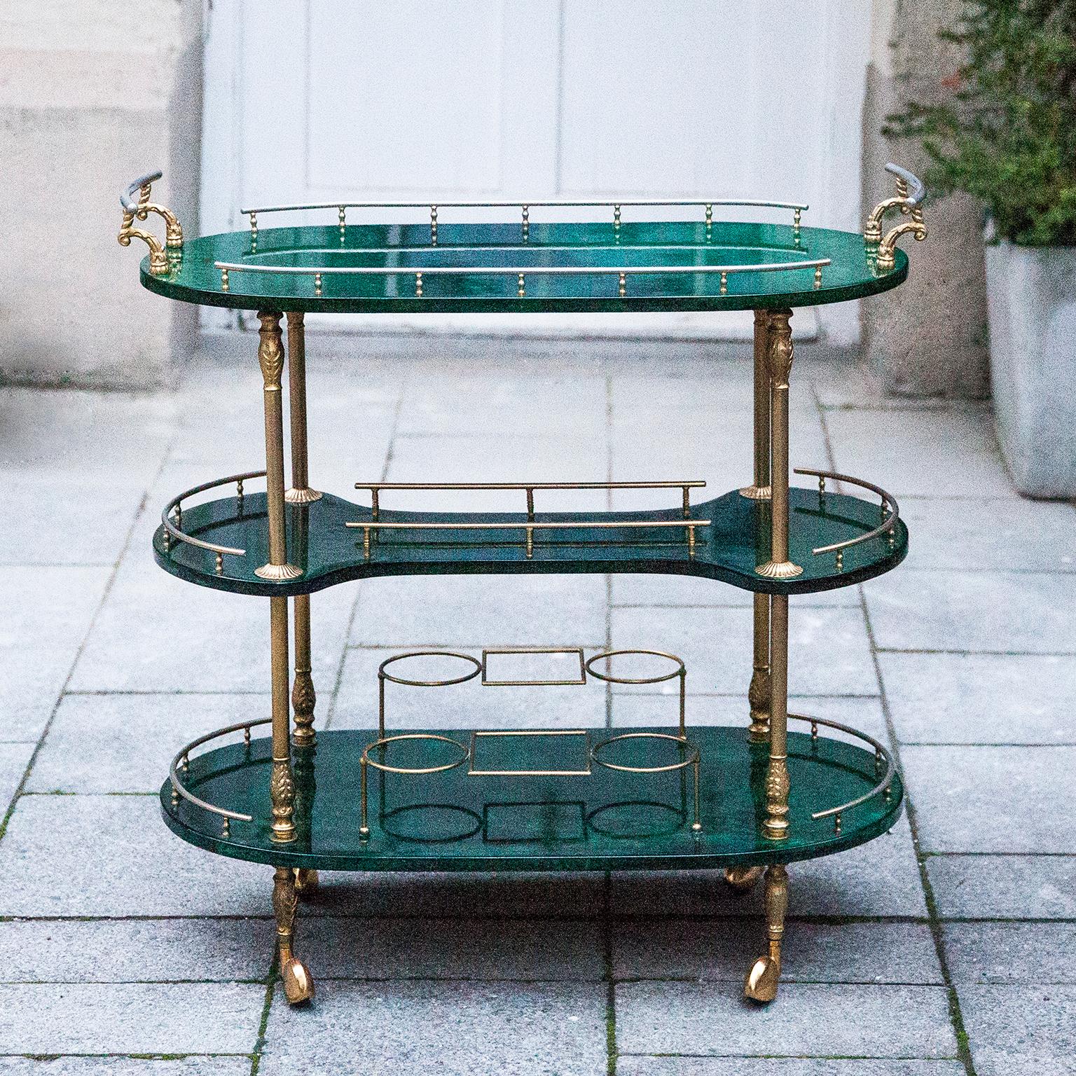 Wonderful bar cart of Aldo Tura in lacquered goatskin.
This serving cart was executed, circa 1960 in a green parchment. Along with artists like Piero Fornasetti and Carlo Bugatti, Aldo Tura (1909-1963) definitely belonged to the mavericks of