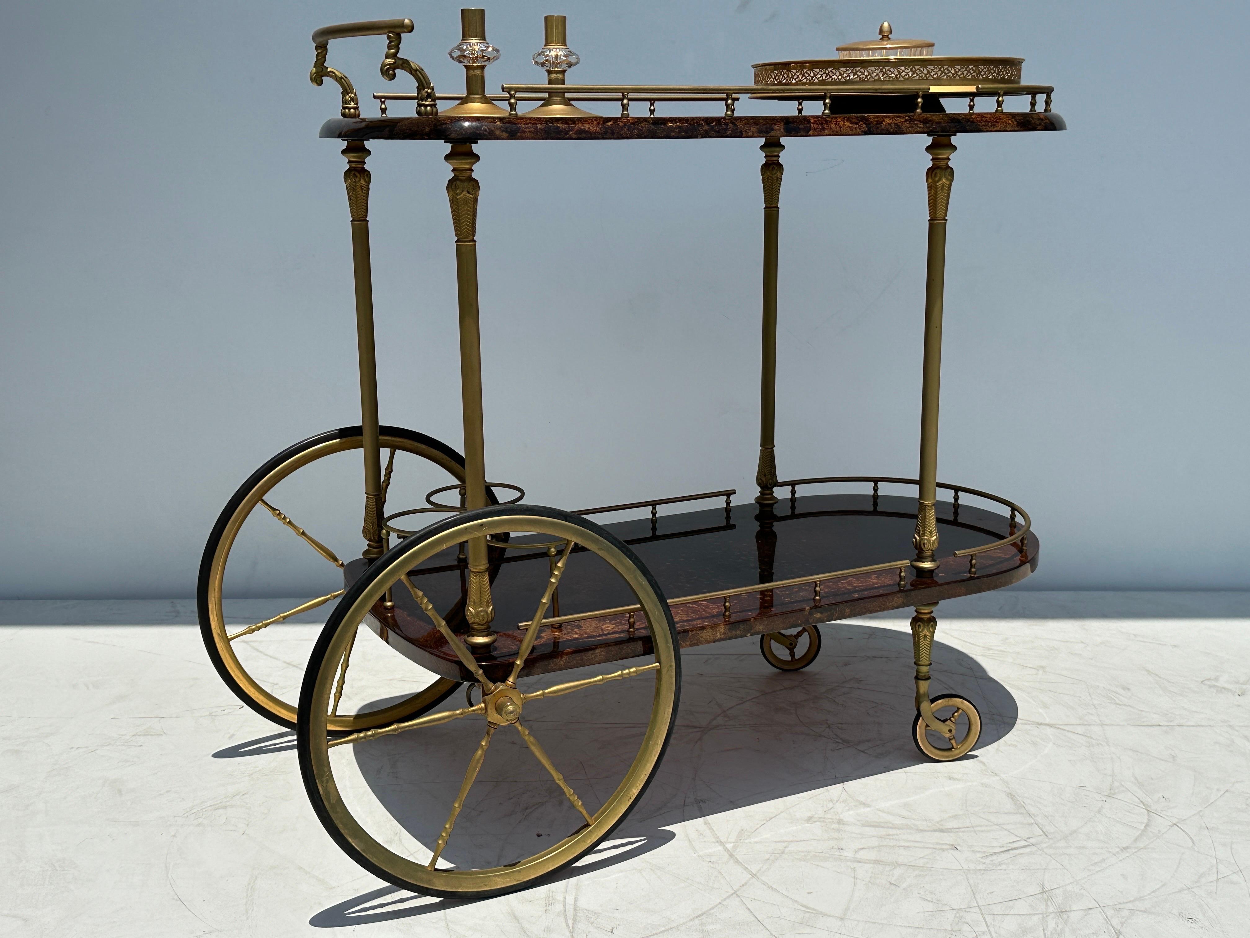 Hollywood Regency Chariot de bar en parchemin Aldo Tura en vente