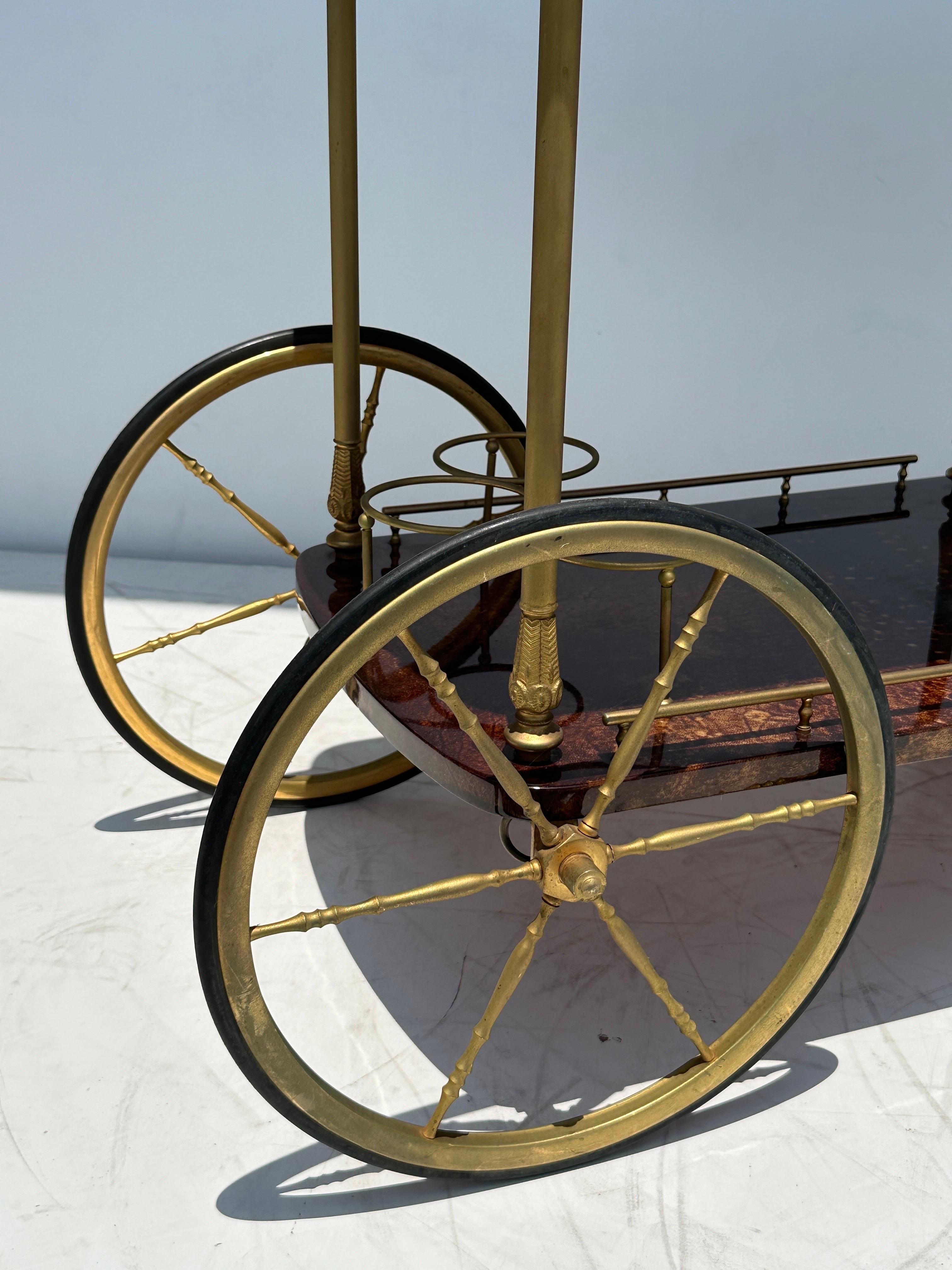 italien Chariot de bar en parchemin Aldo Tura en vente