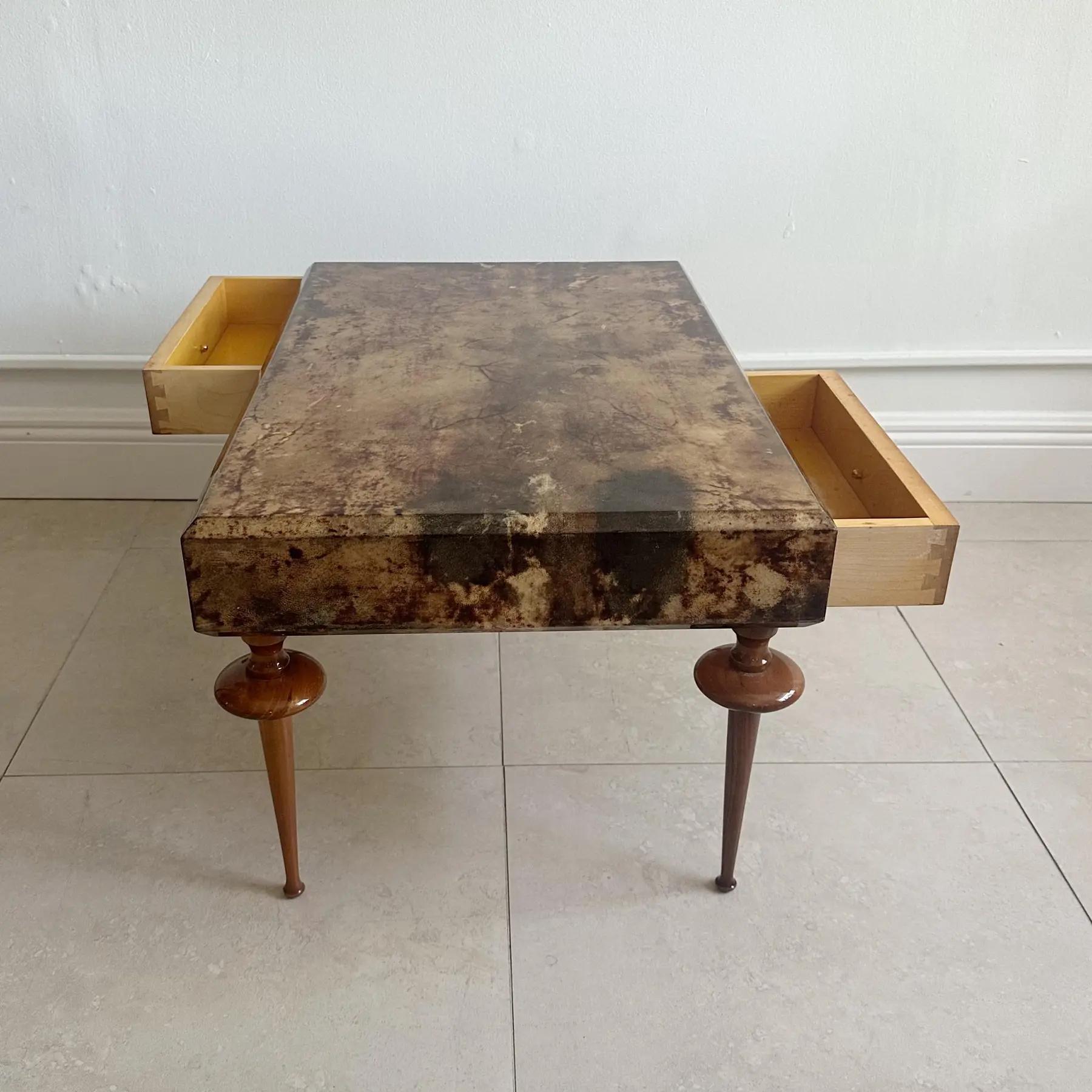 Mesa de centro de piel de cabra de Aldo Tura, Italia, años 70. Esta mesa de centro es un raro ejemplo de las obras de Tura por las patas torneadas de madera que recuerdan a Diego Giacometti. El color de la piel es una espectacular mezcla de