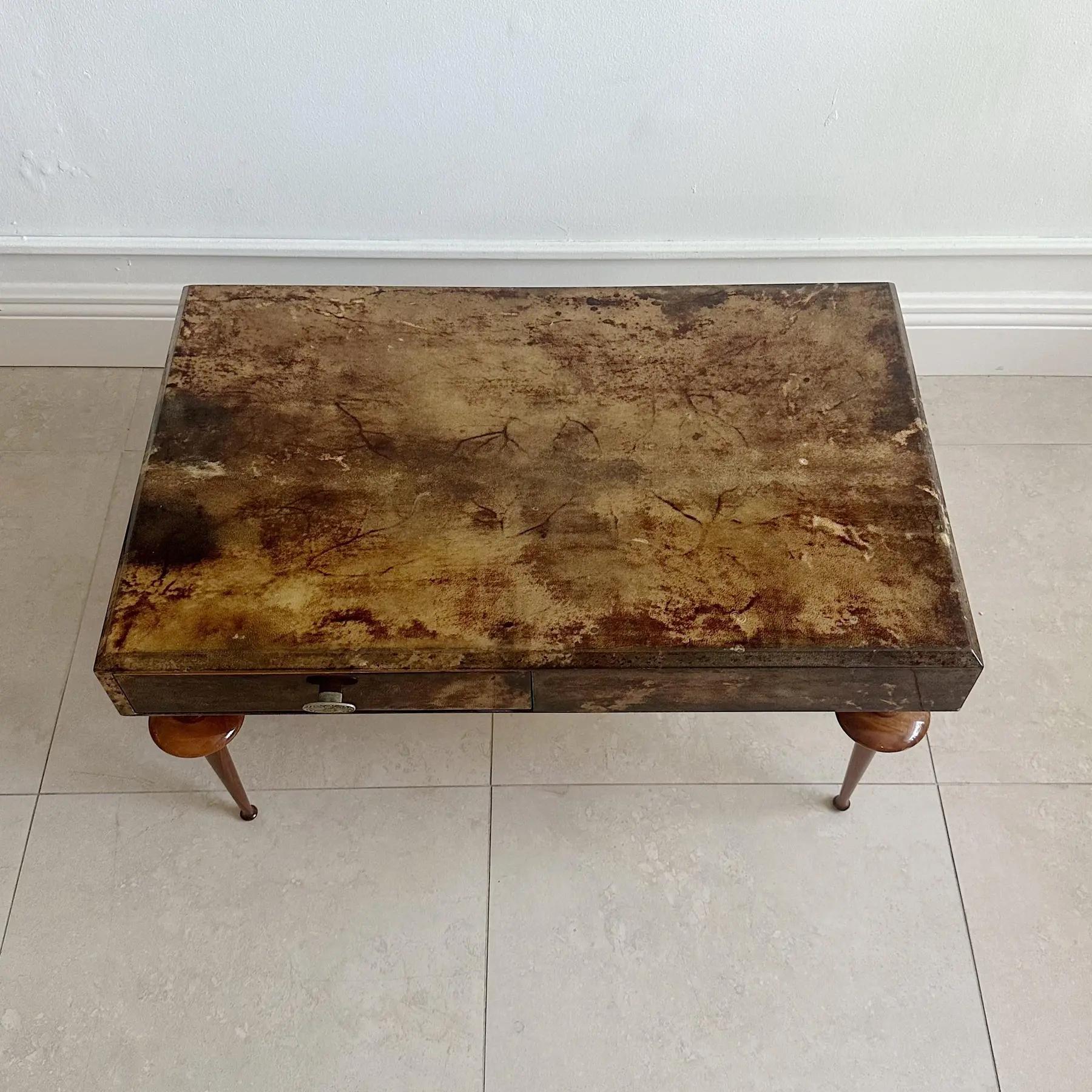 Aldo Tura Mesa de Cóctel Pergamino Madera Patas Torneadas Estilo Giacometti Moderno de mediados de siglo en venta