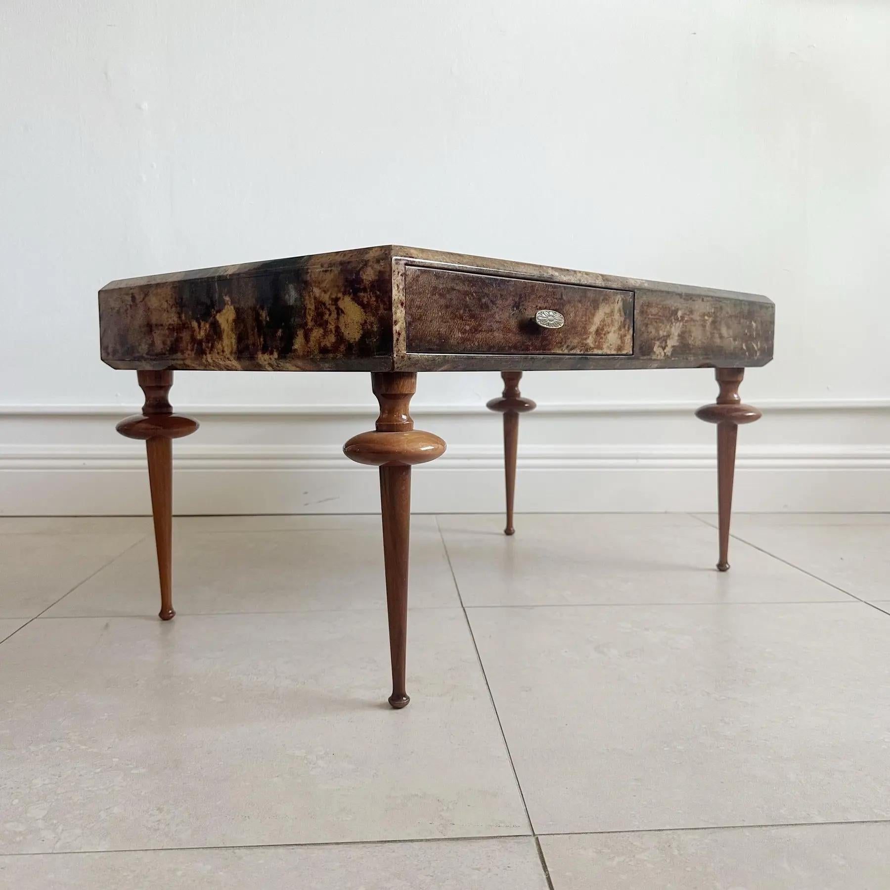 Aldo Tura Mesa de Cóctel Pergamino Madera Patas Torneadas Estilo Giacometti Italiano en venta