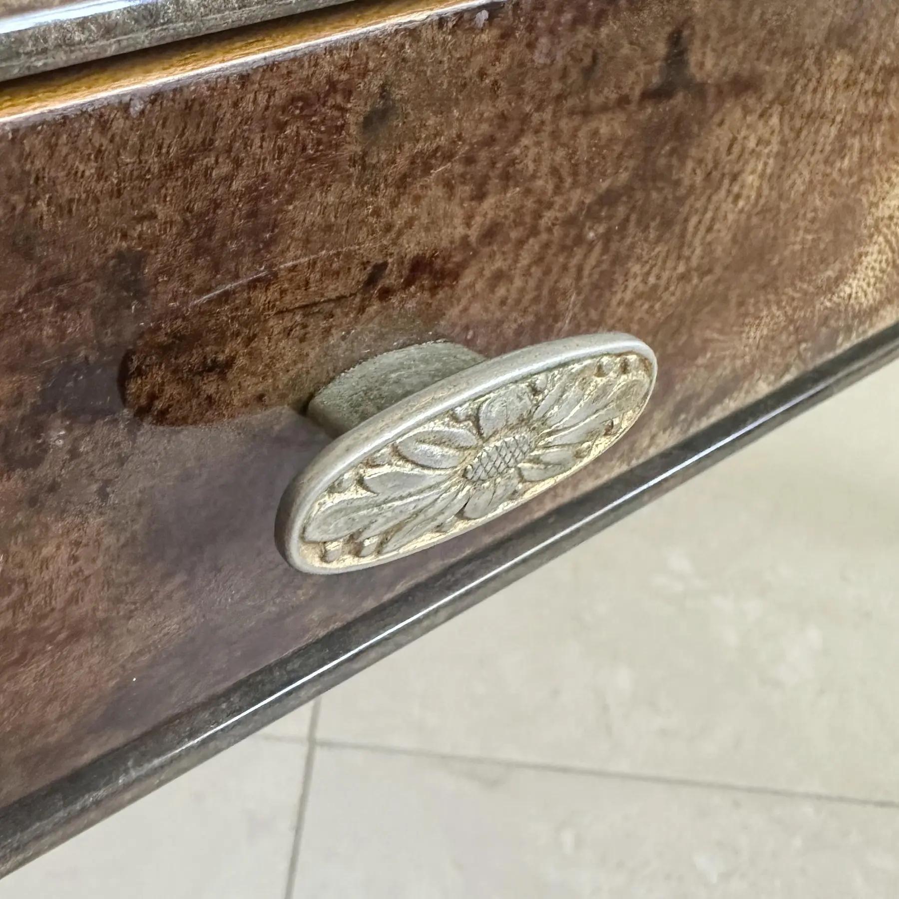Aldo Tura Mesa de Cóctel Pergamino Madera Patas Torneadas Estilo Giacometti finales del siglo XX en venta