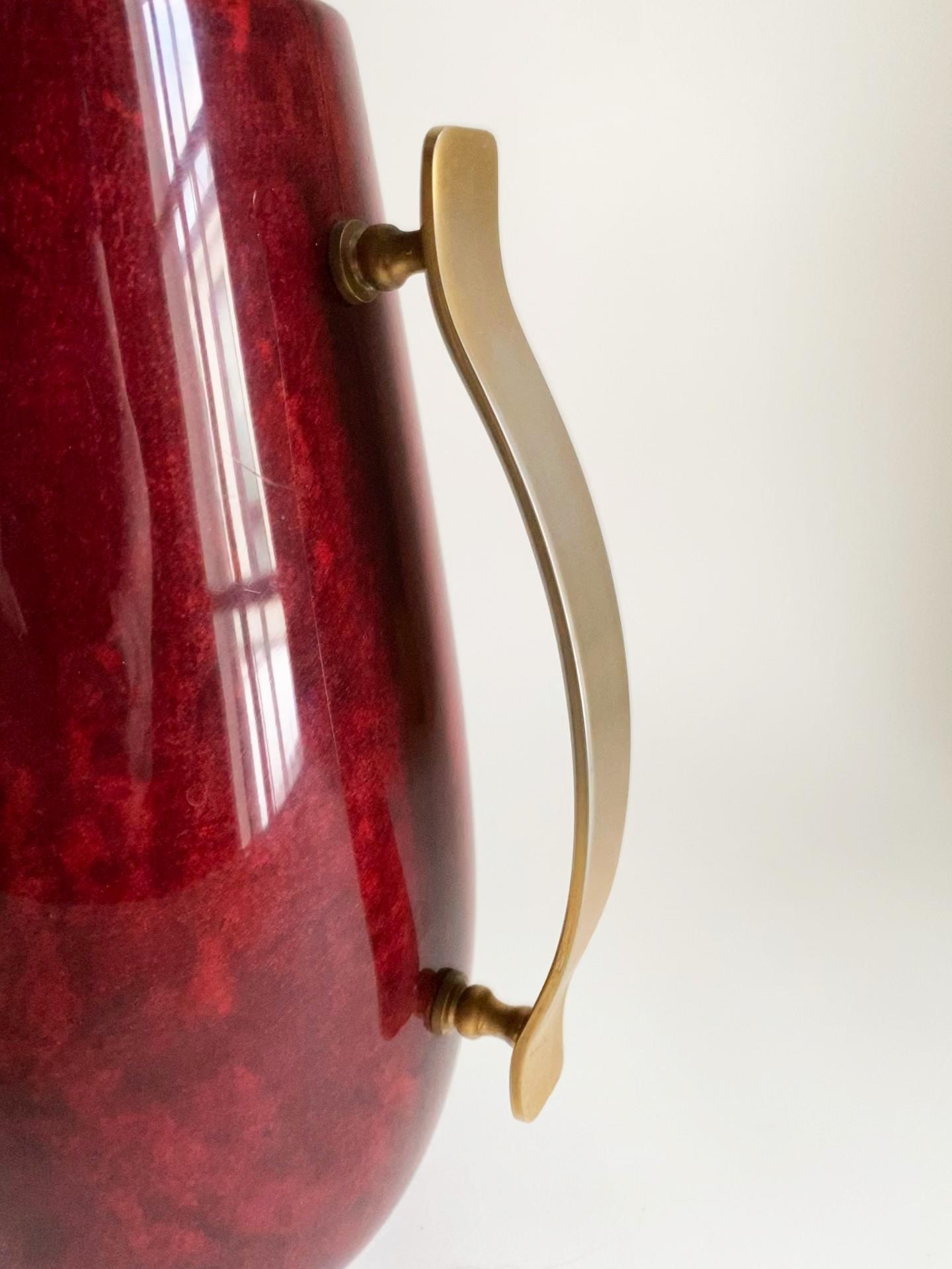 Pichet ou carafe Aldo Tura -- Peau de chèvre rouge et laiton -- Italie du milieu du siècle dernier en vente 3