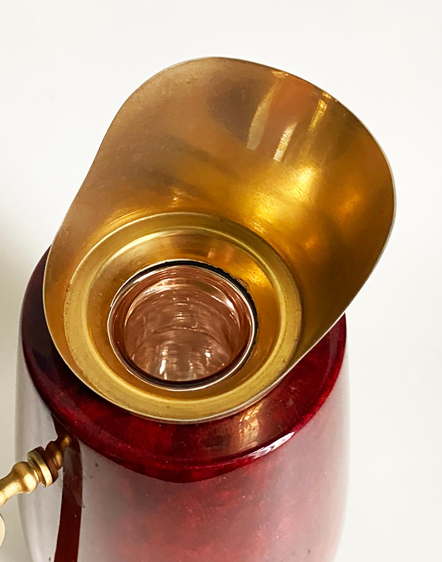 Pichet ou carafe Aldo Tura -- Peau de chèvre rouge et laiton -- Italie du milieu du siècle dernier en vente 4