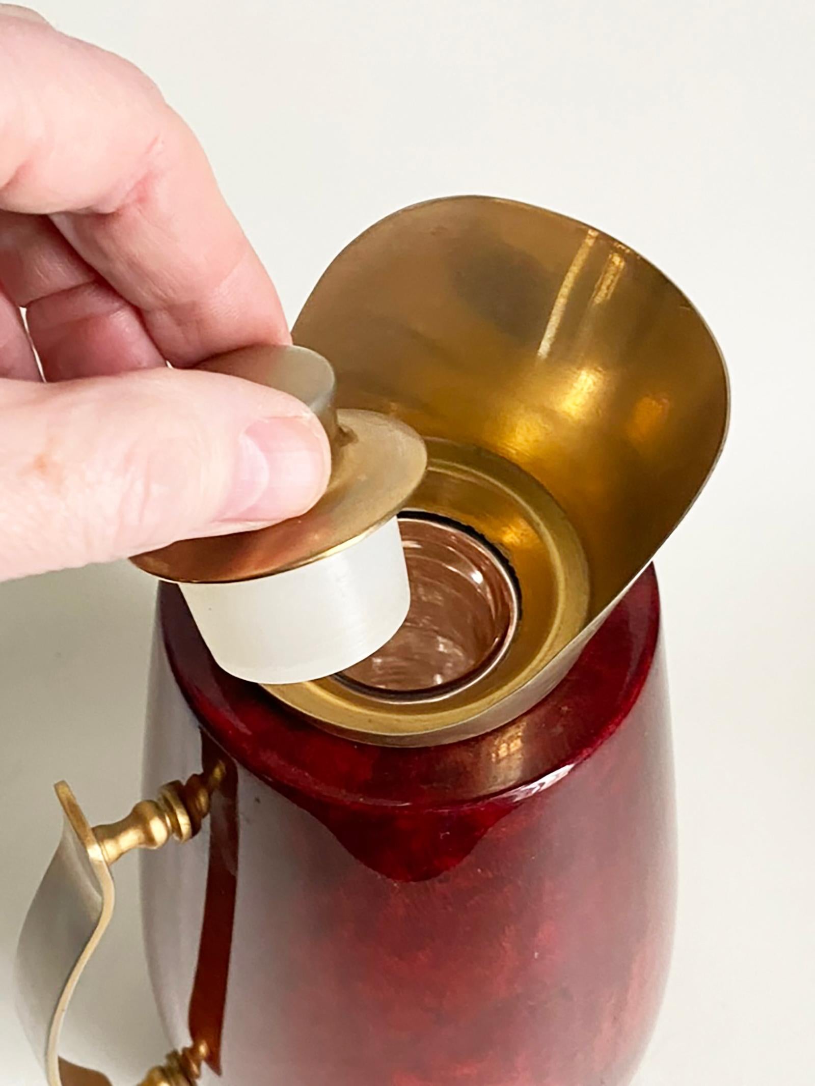 Pichet ou carafe Aldo Tura -- Peau de chèvre rouge et laiton -- Italie du milieu du siècle dernier en vente 5