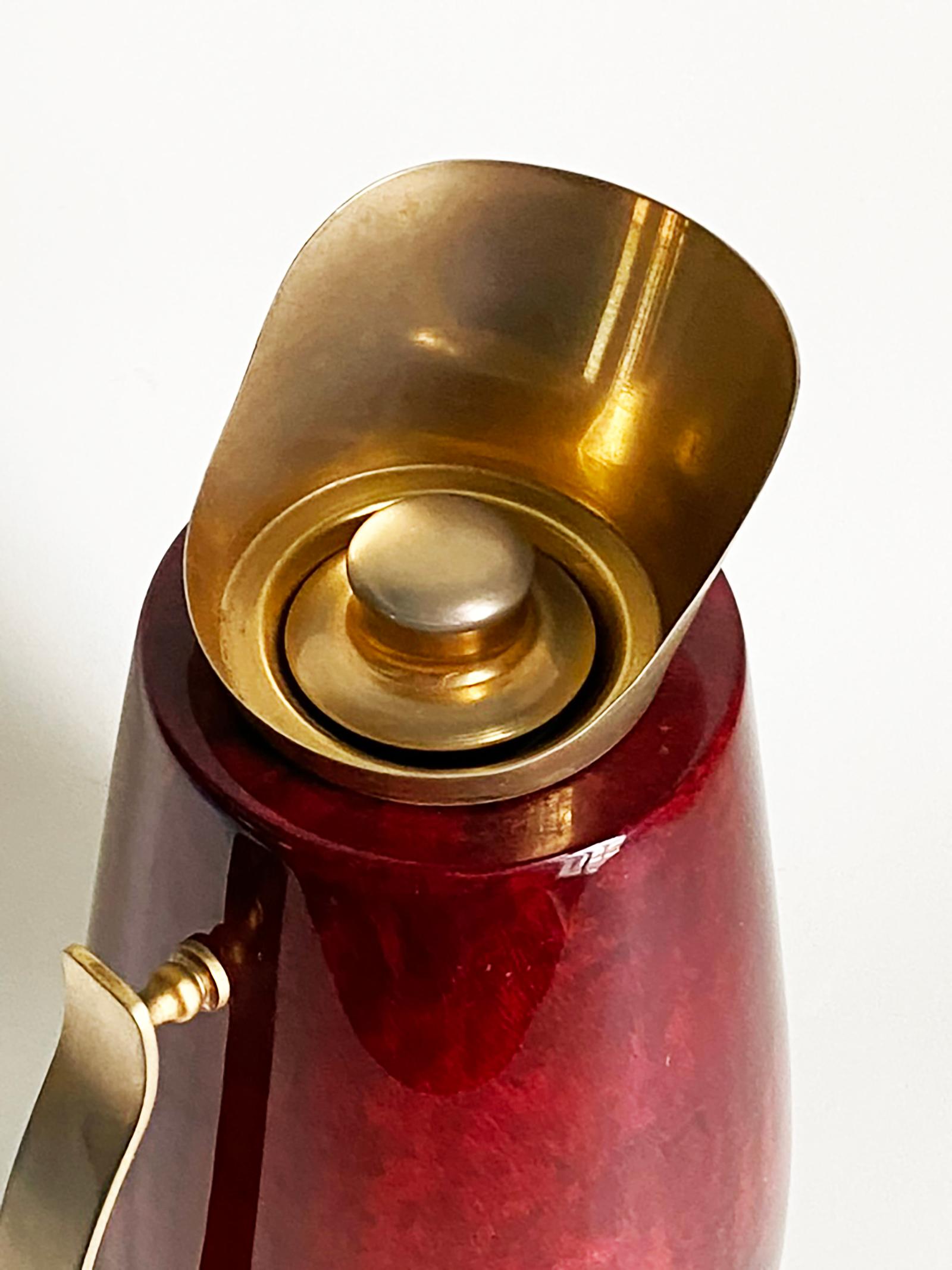 Pichet ou carafe Aldo Tura -- Peau de chèvre rouge et laiton -- Italie du milieu du siècle dernier en vente 6