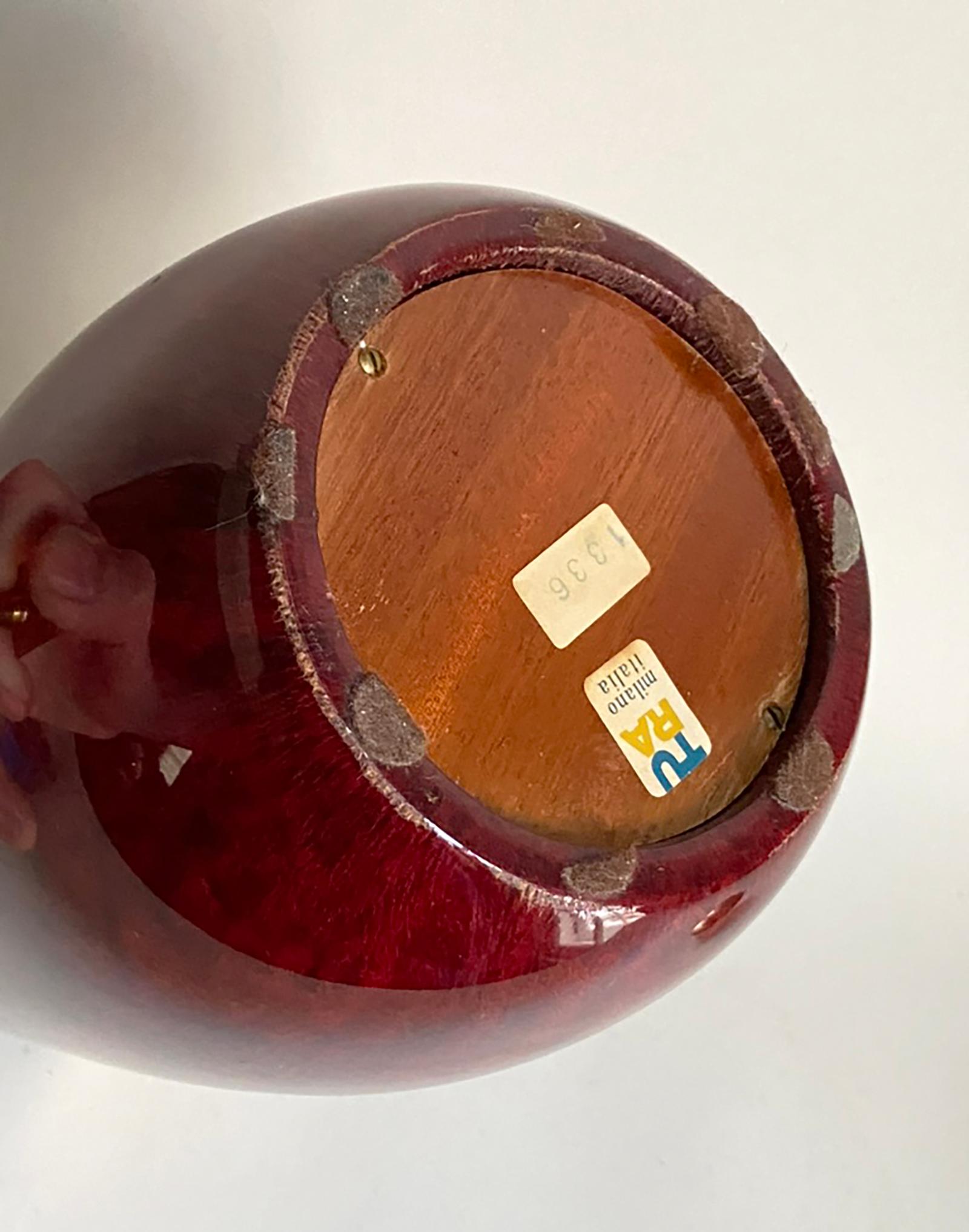 Pichet ou carafe Aldo Tura -- Peau de chèvre rouge et laiton -- Italie du milieu du siècle dernier en vente 7