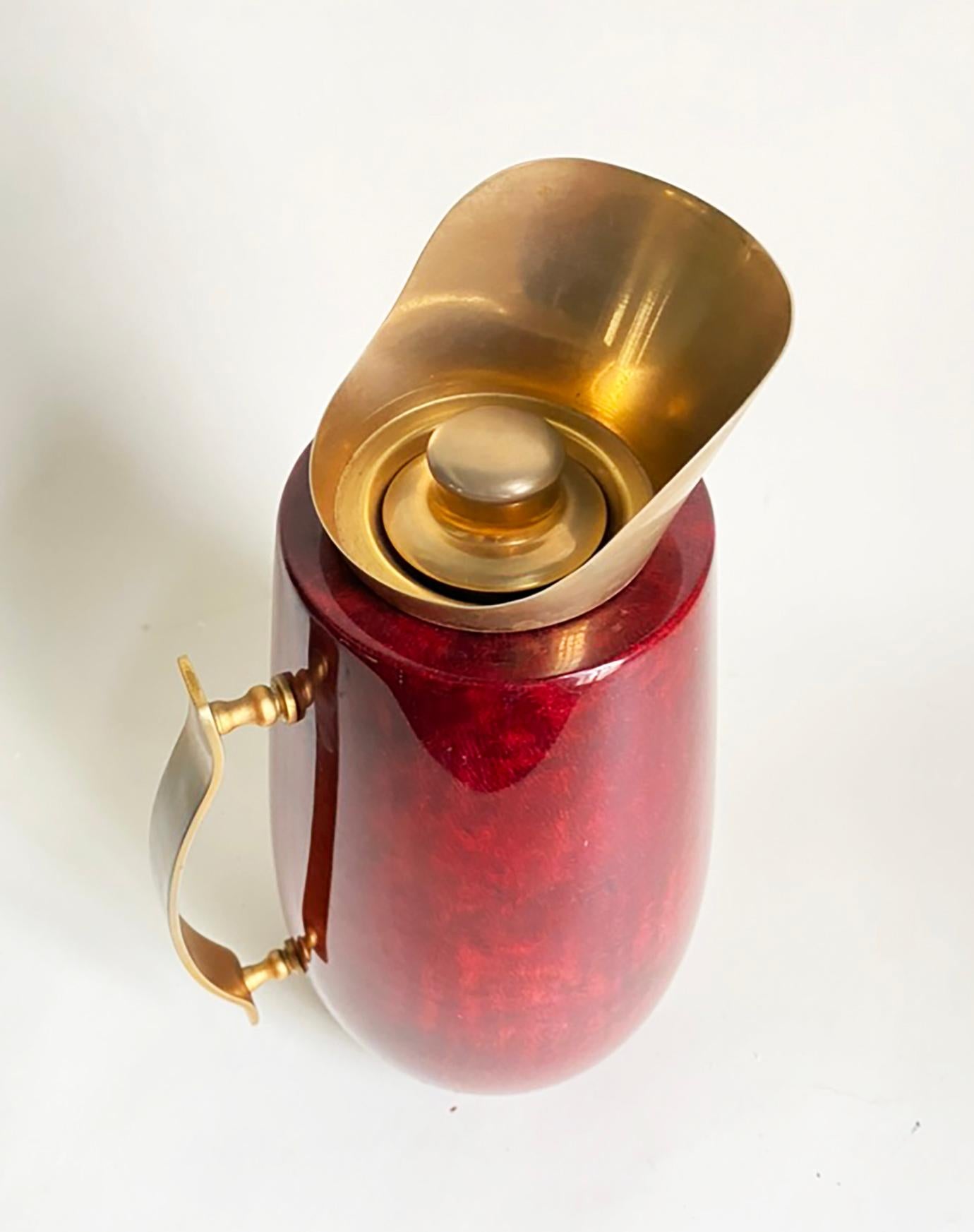Pichet ou carafe Aldo Tura -- Peau de chèvre rouge et laiton -- Italie du milieu du siècle dernier en vente 8