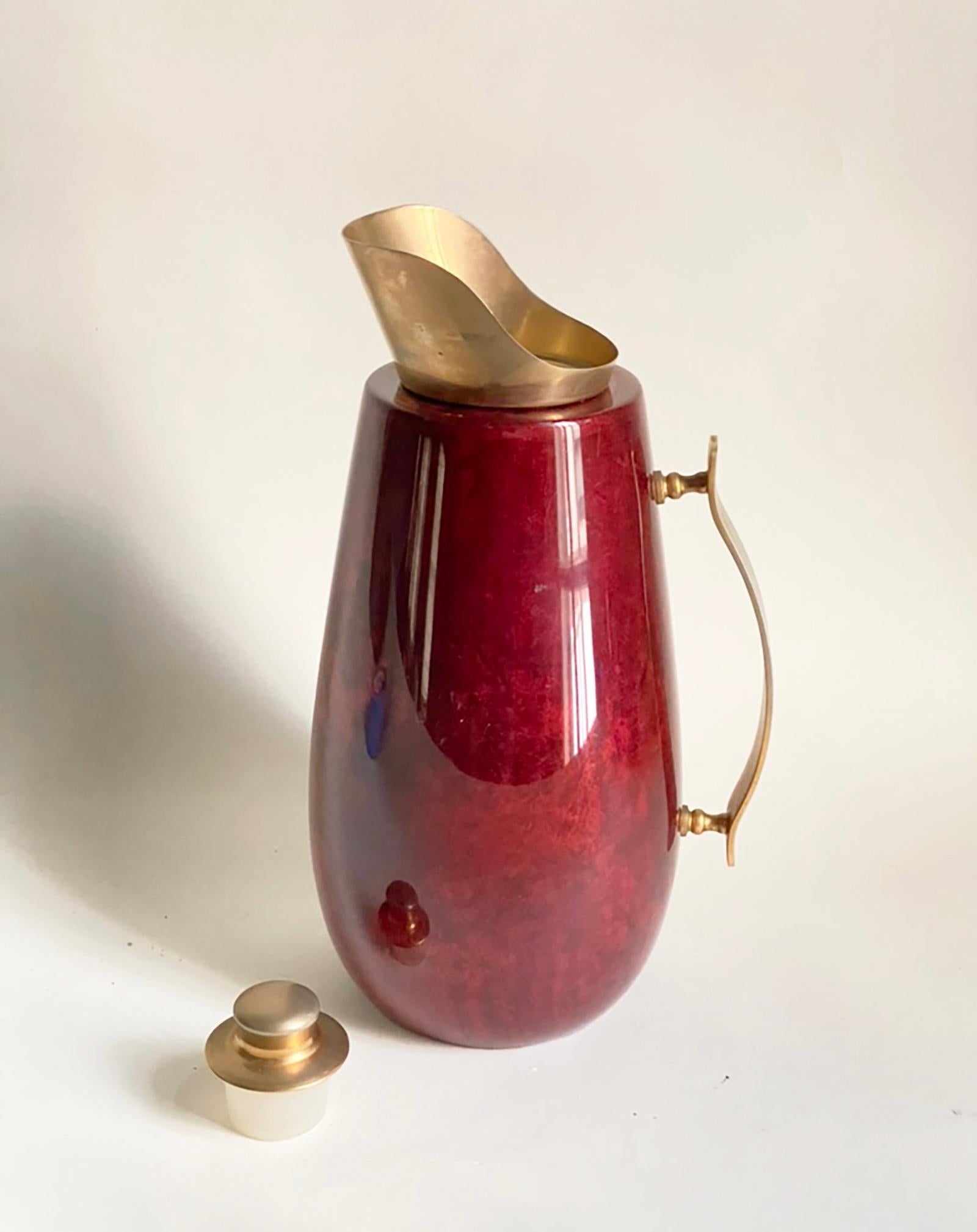 Mid-Century Modern Pichet ou carafe Aldo Tura -- Peau de chèvre rouge et laiton -- Italie du milieu du siècle dernier en vente