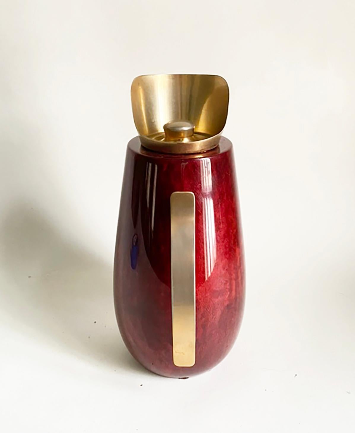 italien Pichet ou carafe Aldo Tura -- Peau de chèvre rouge et laiton -- Italie du milieu du siècle dernier en vente