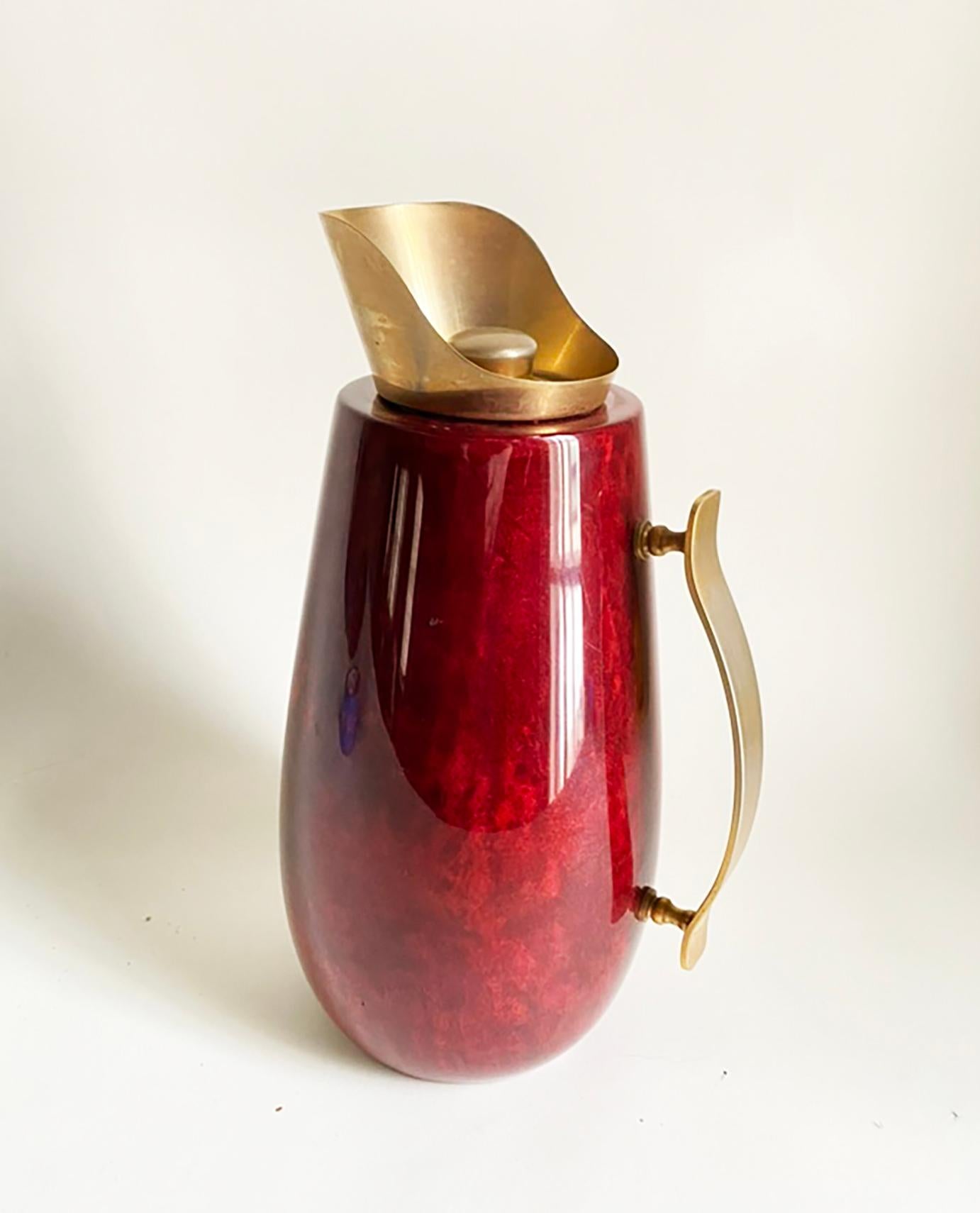 Pichet ou carafe Aldo Tura -- Peau de chèvre rouge et laiton -- Italie du milieu du siècle dernier Bon état - En vente à Minneapolis, MN