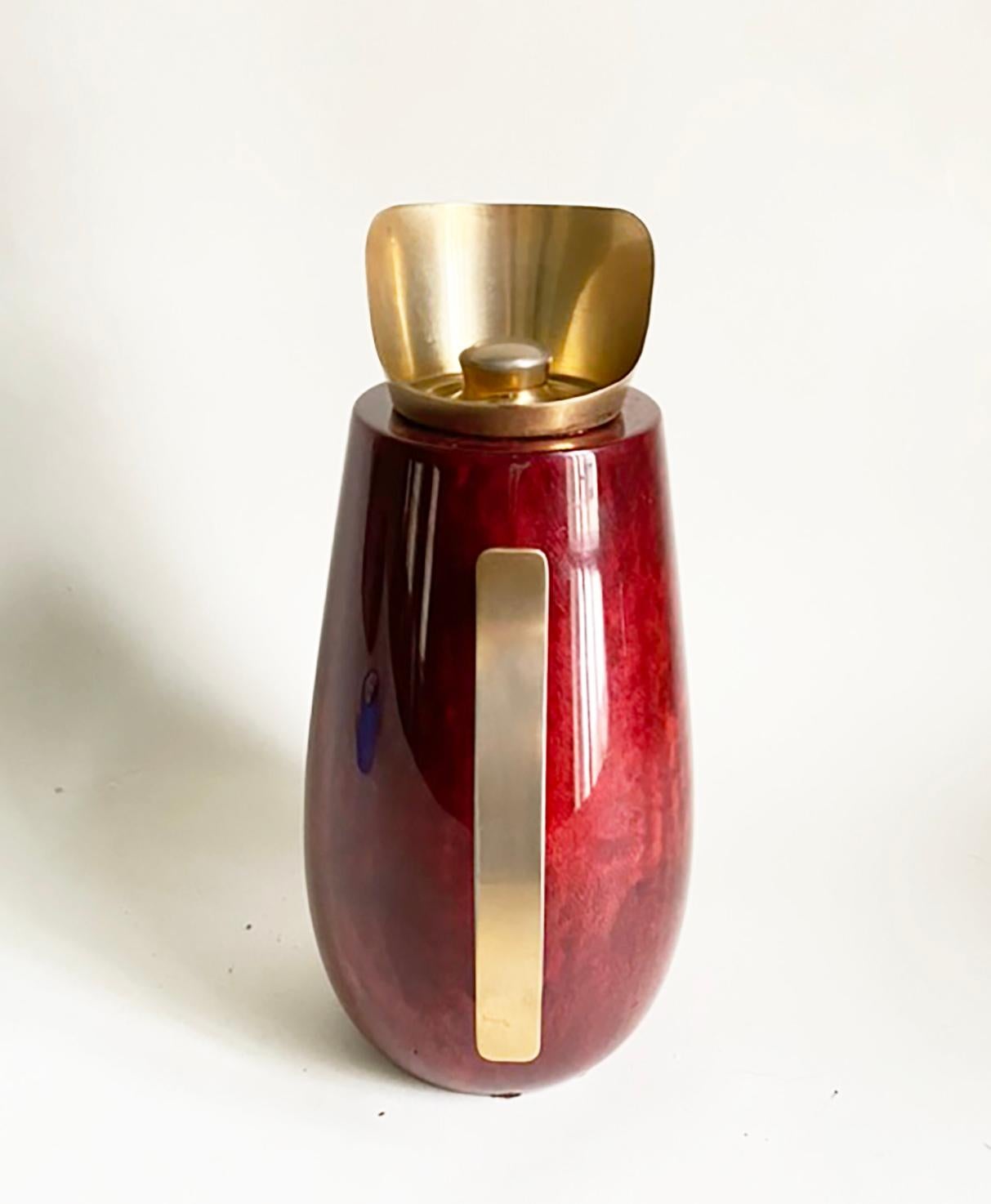 20ième siècle Pichet ou carafe Aldo Tura -- Peau de chèvre rouge et laiton -- Italie du milieu du siècle dernier en vente