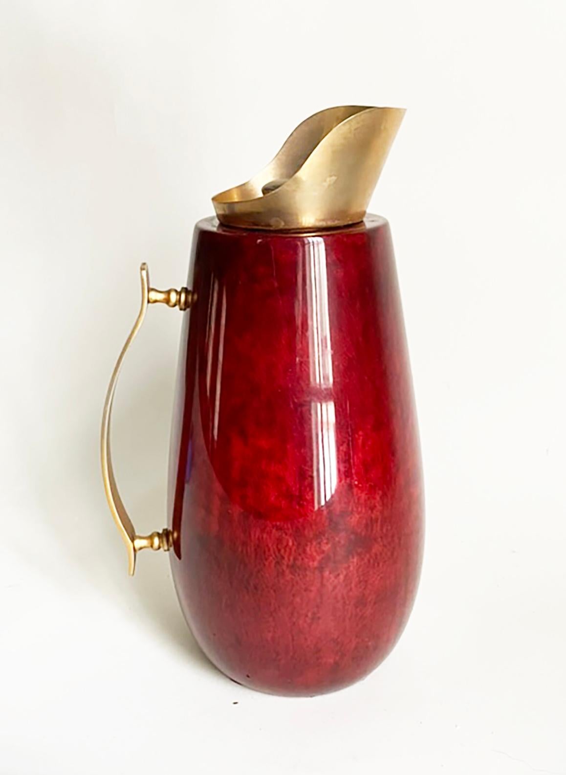 Laiton Pichet ou carafe Aldo Tura -- Peau de chèvre rouge et laiton -- Italie du milieu du siècle dernier en vente
