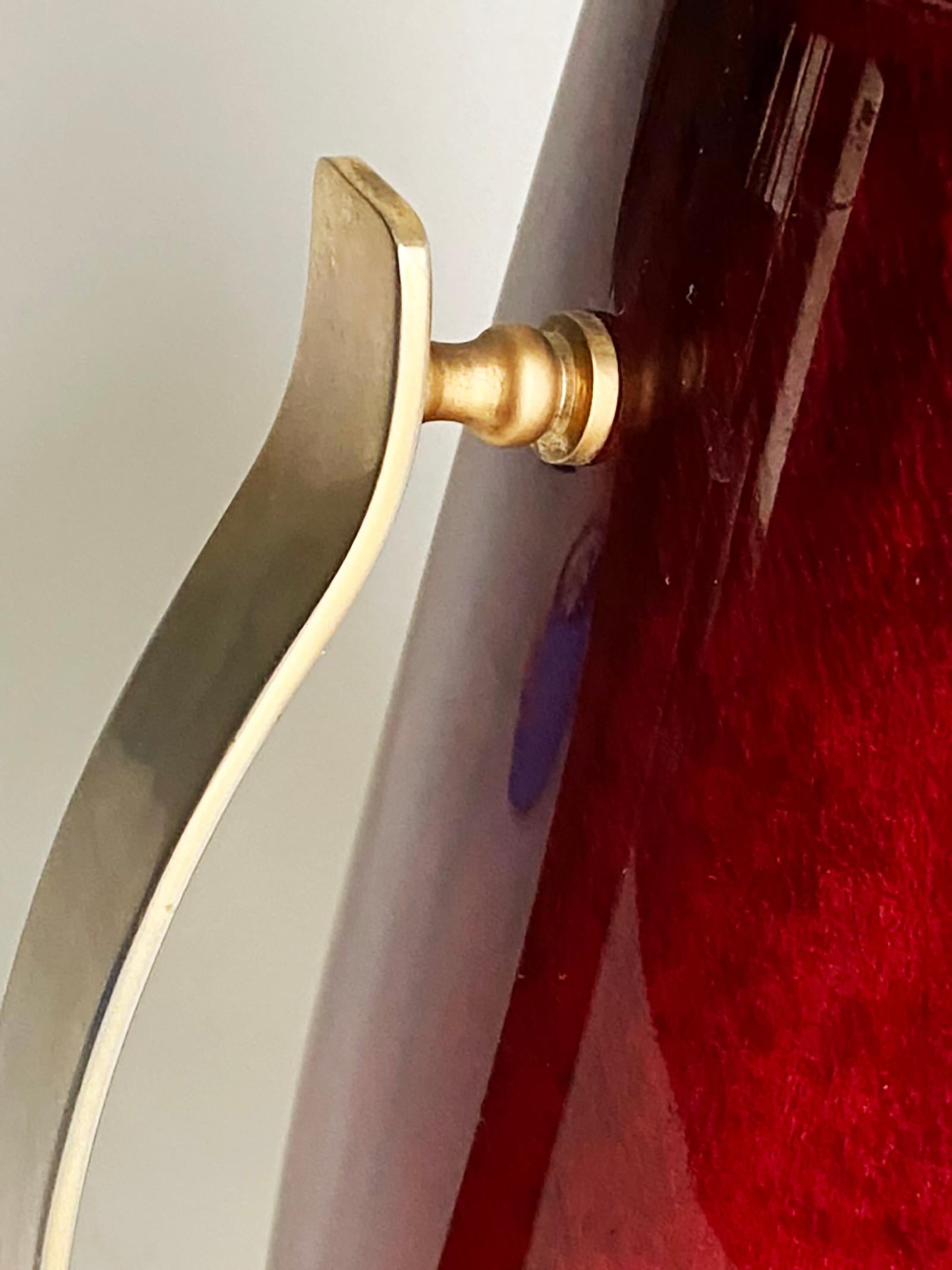 Pichet ou carafe Aldo Tura -- Peau de chèvre rouge et laiton -- Italie du milieu du siècle dernier en vente 1