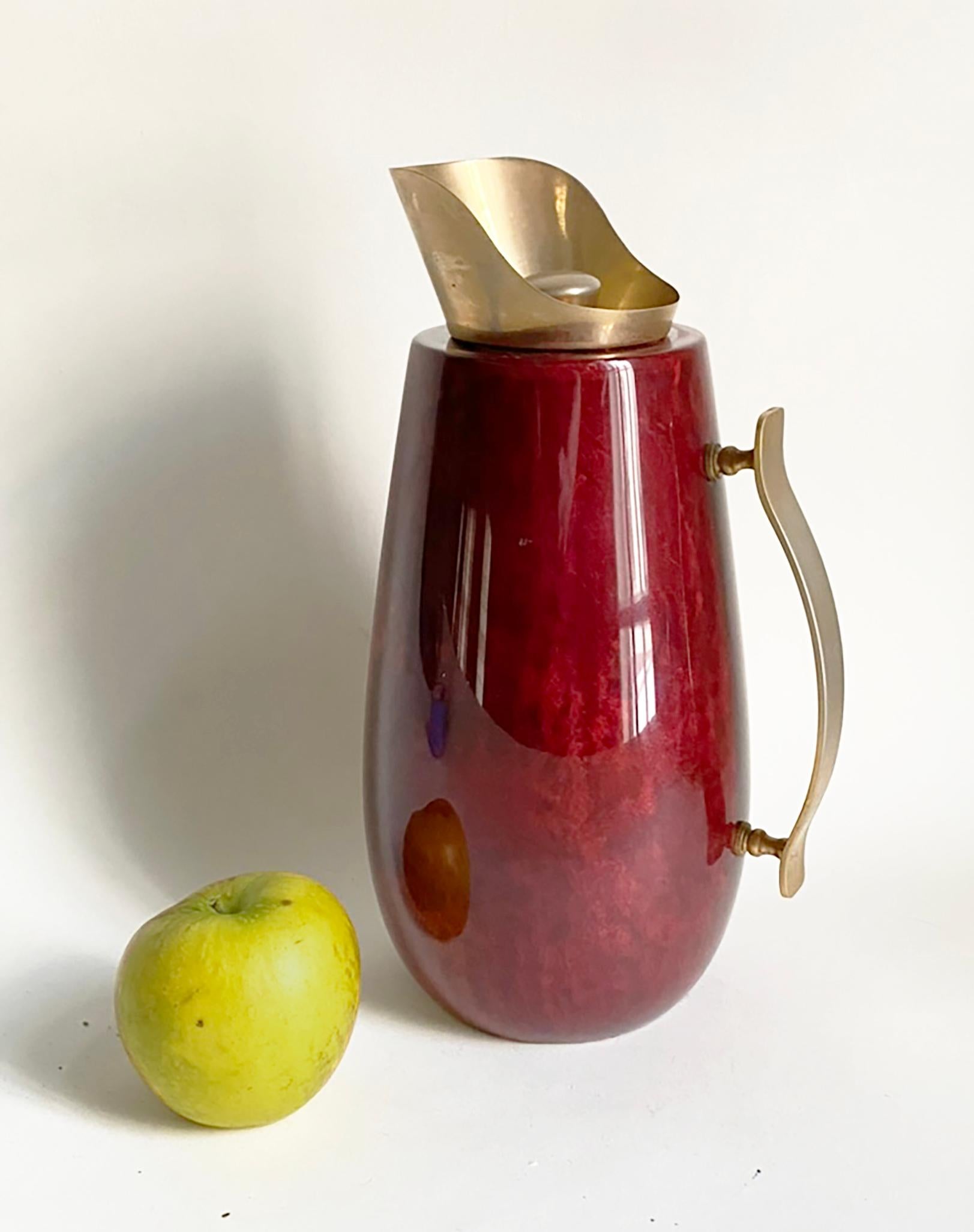 Pichet ou carafe Aldo Tura -- Peau de chèvre rouge et laiton -- Italie du milieu du siècle dernier en vente 2