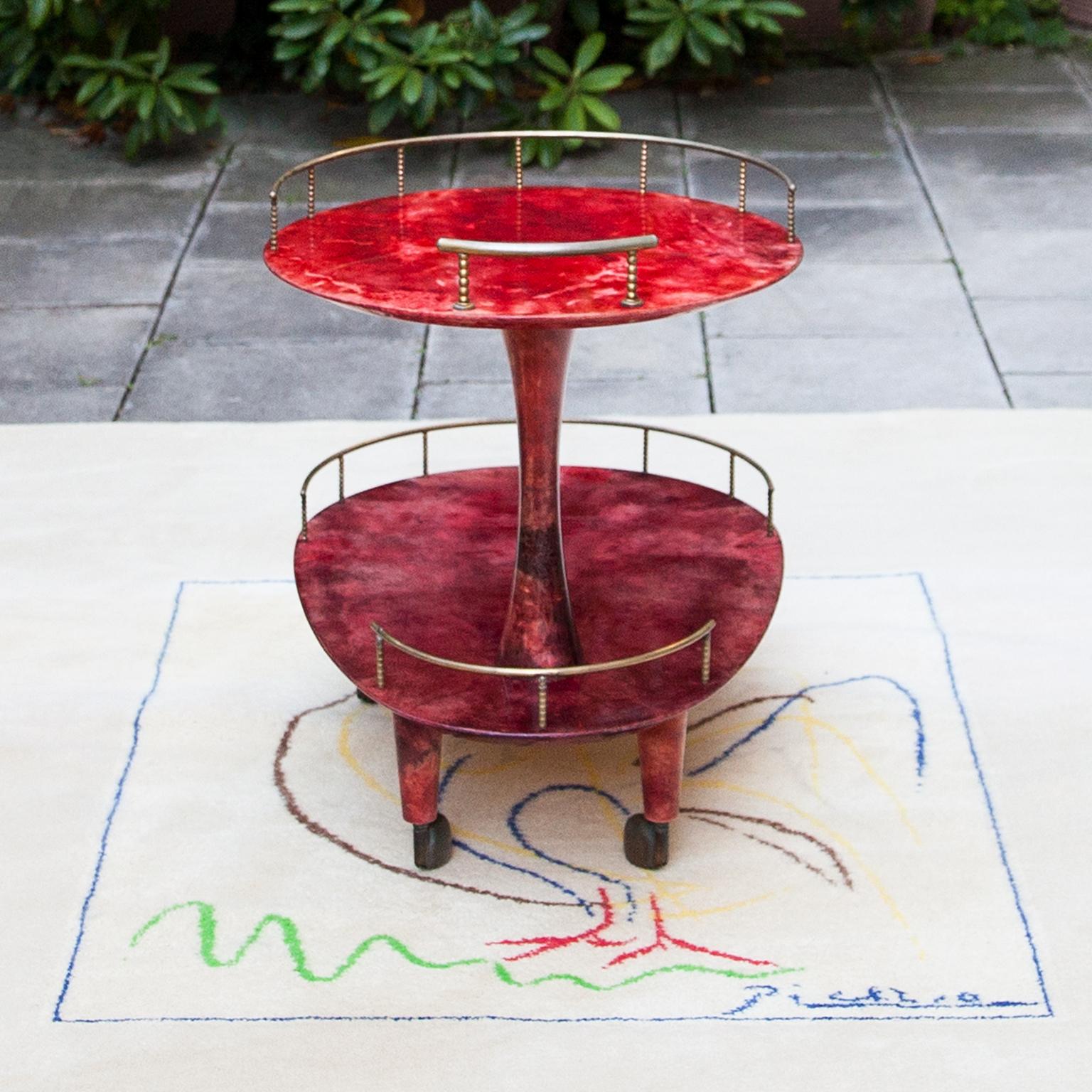 Aldo Tura Carro de bar rojo de dos pisos de piel de cabra Italia Años 60 en Excelente estado para la venta en Munich, DE
