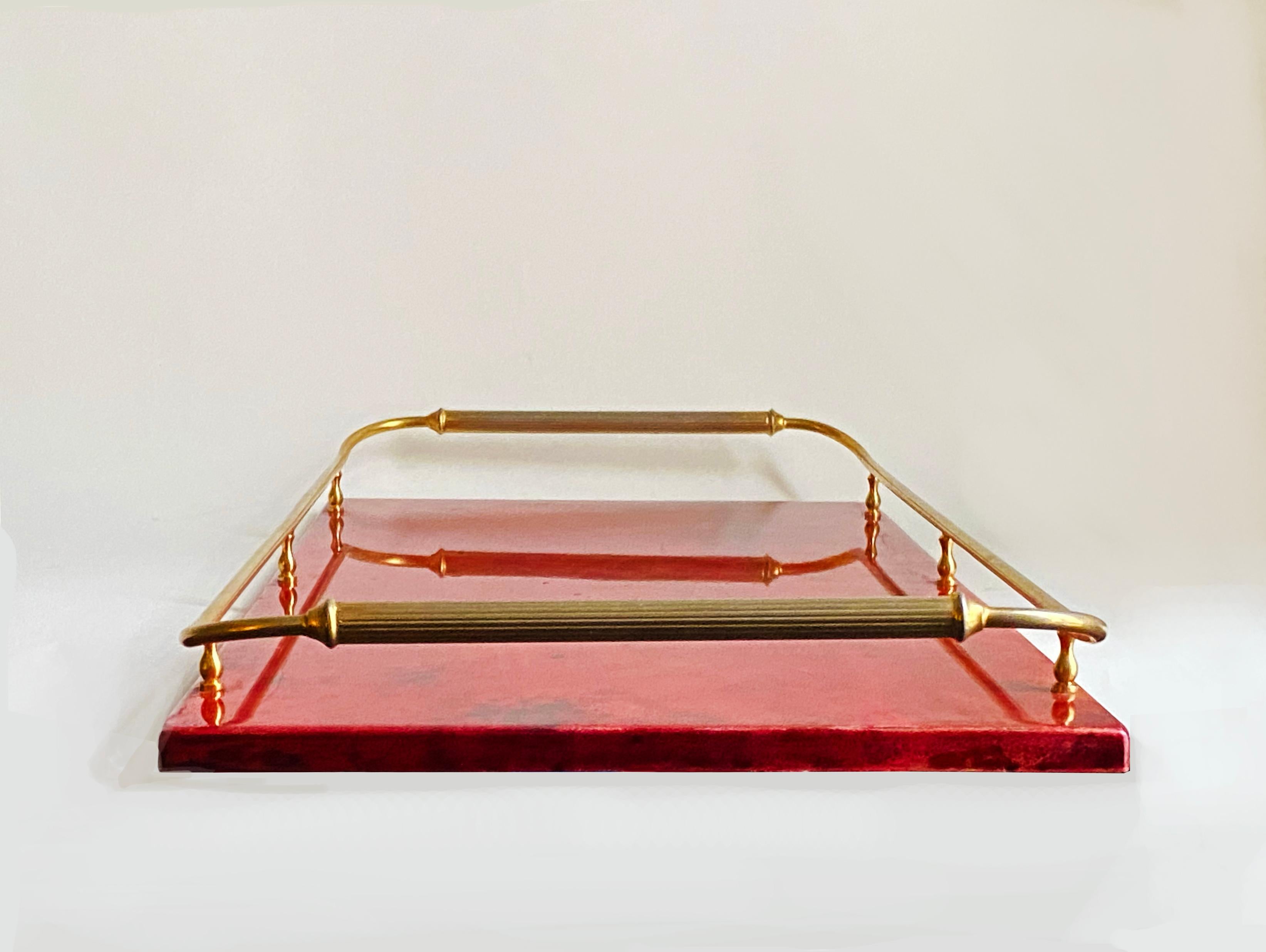 Ecco un vassoio di metà secolo di dimensioni impressionanti e di grande effetto del designer italiano Aldo Tura. Grazie alle dimensioni di questo pezzo, può essere utilizzato per una miriade di scopi, dall'intrattenimento, al servizio di bevande o