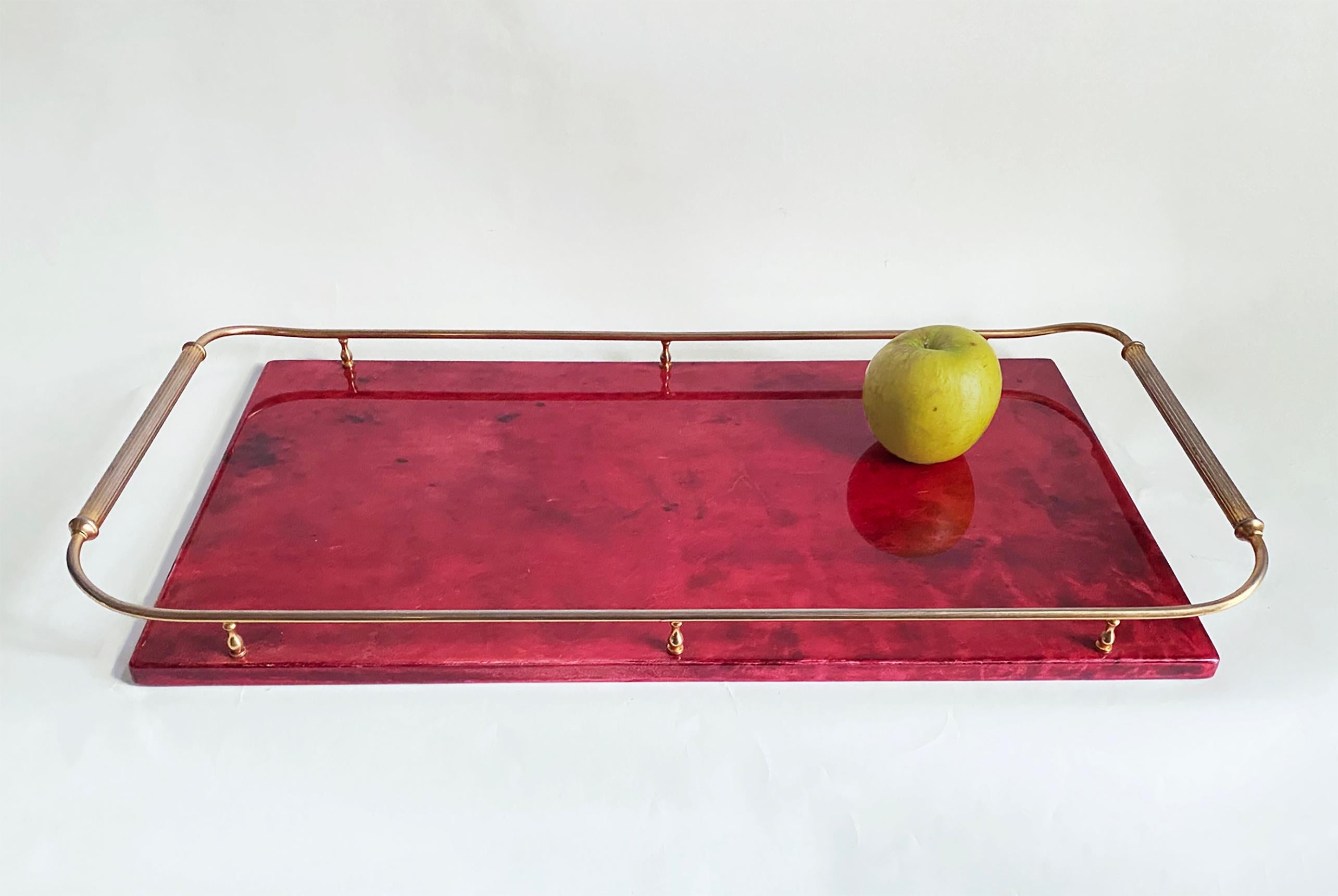 Mid-Century moderno Vassoio da bar di Aldo Tura -- Pelle di capra rossa e ottone -- Metà secolo italiano in vendita