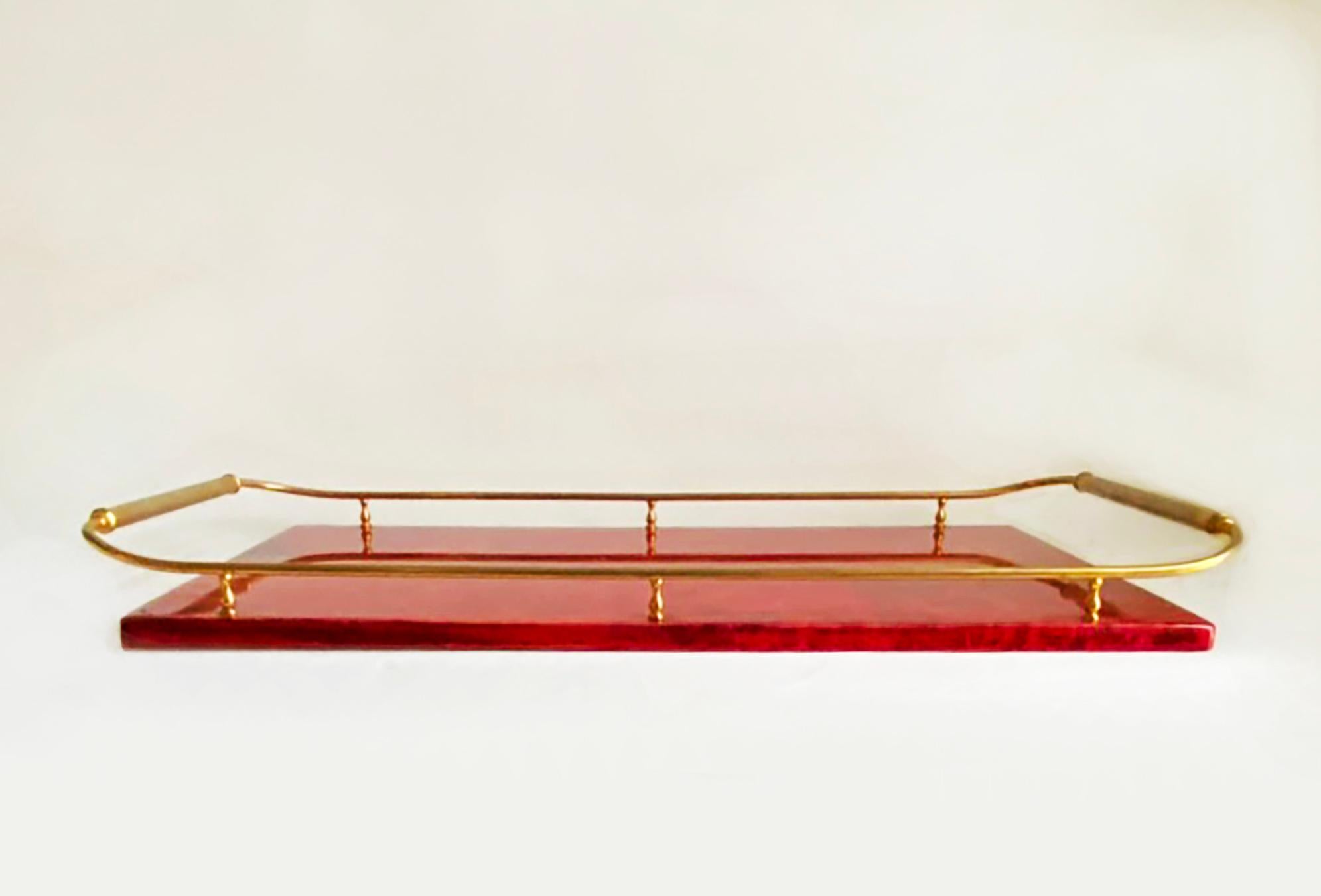 Italiano Vassoio da bar di Aldo Tura -- Pelle di capra rossa e ottone -- Metà secolo italiano in vendita