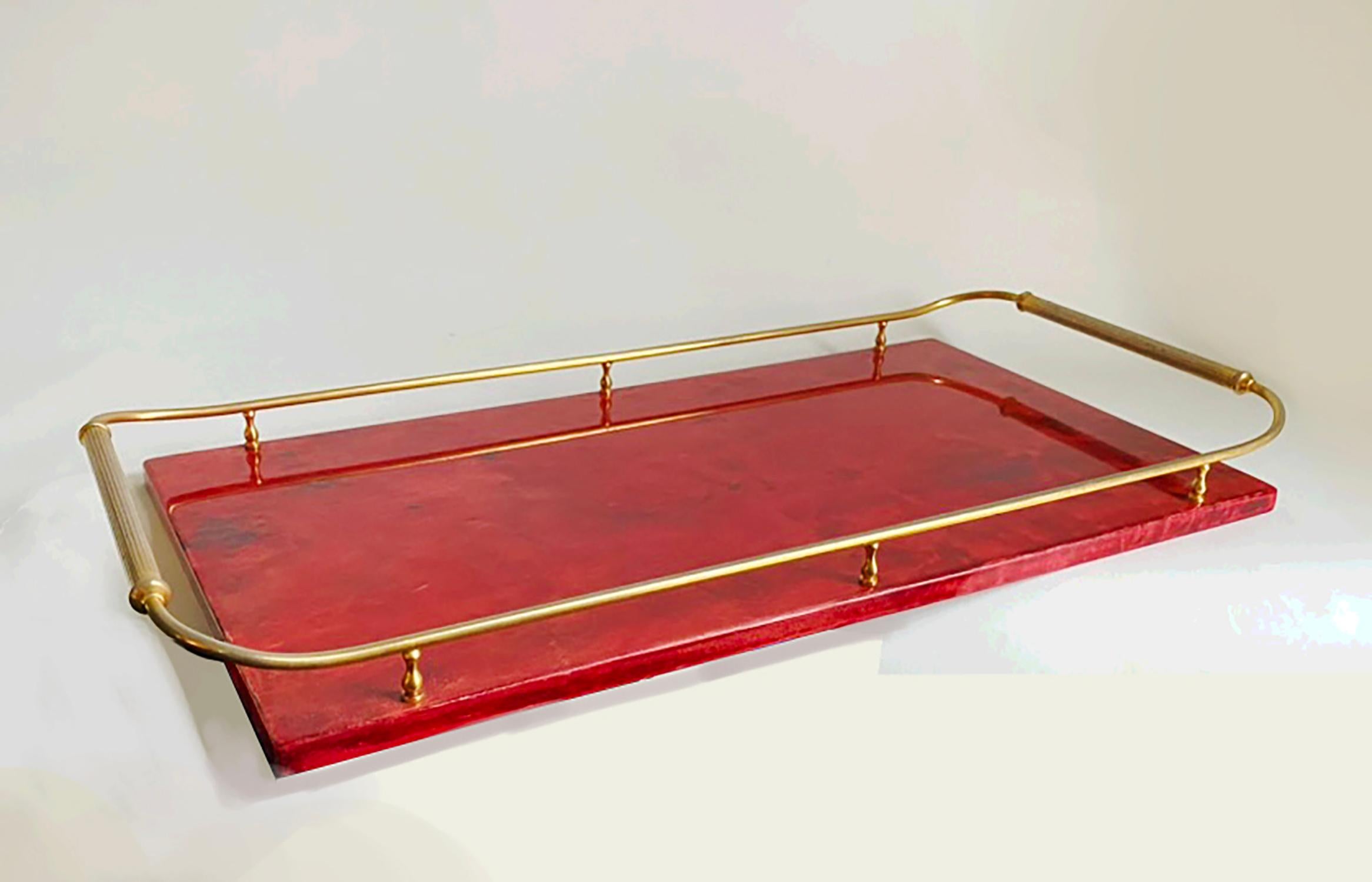 Vassoio da bar di Aldo Tura -- Pelle di capra rossa e ottone -- Metà secolo italiano In condizioni buone in vendita a Minneapolis, MN