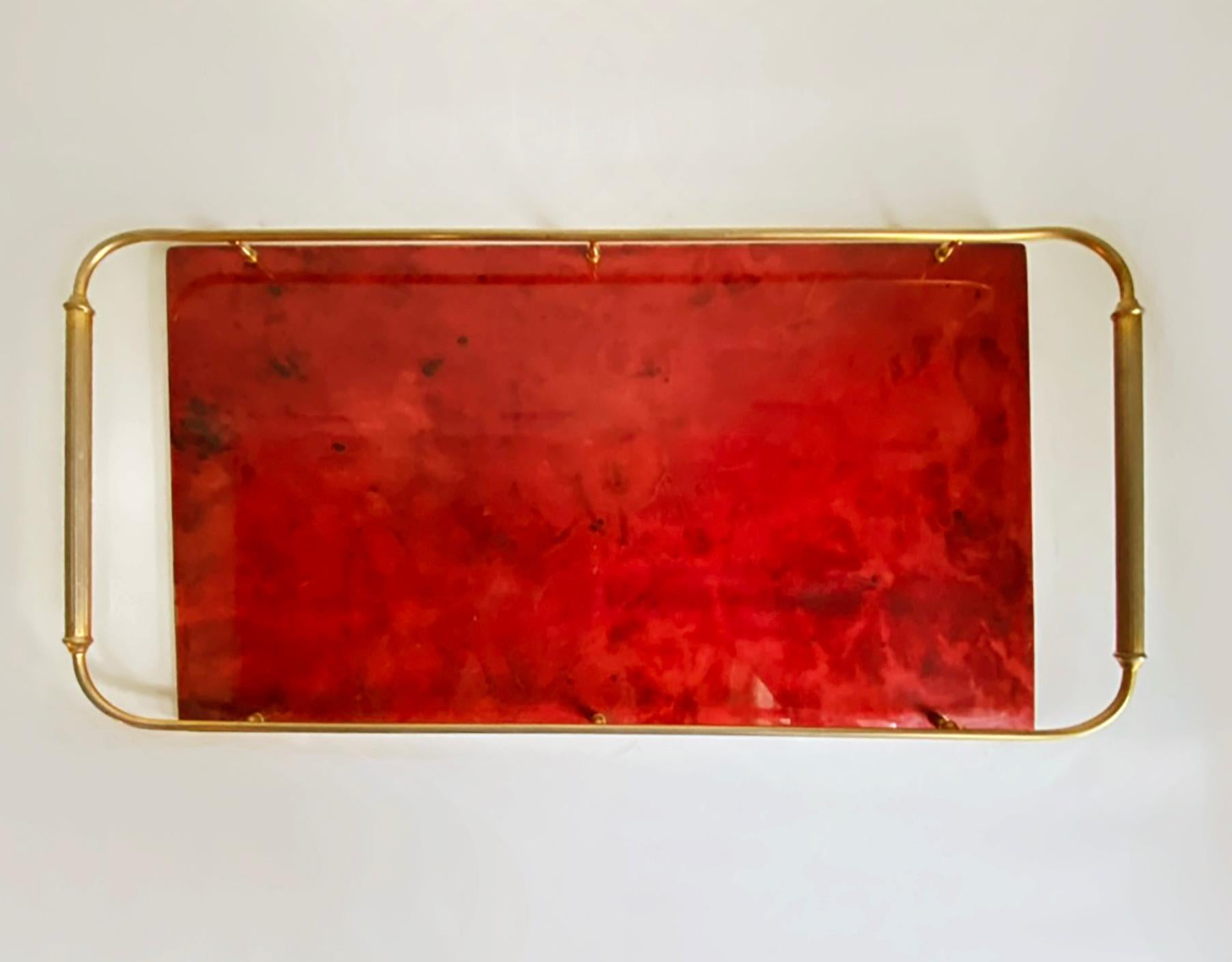 XX secolo Vassoio da bar di Aldo Tura -- Pelle di capra rossa e ottone -- Metà secolo italiano in vendita